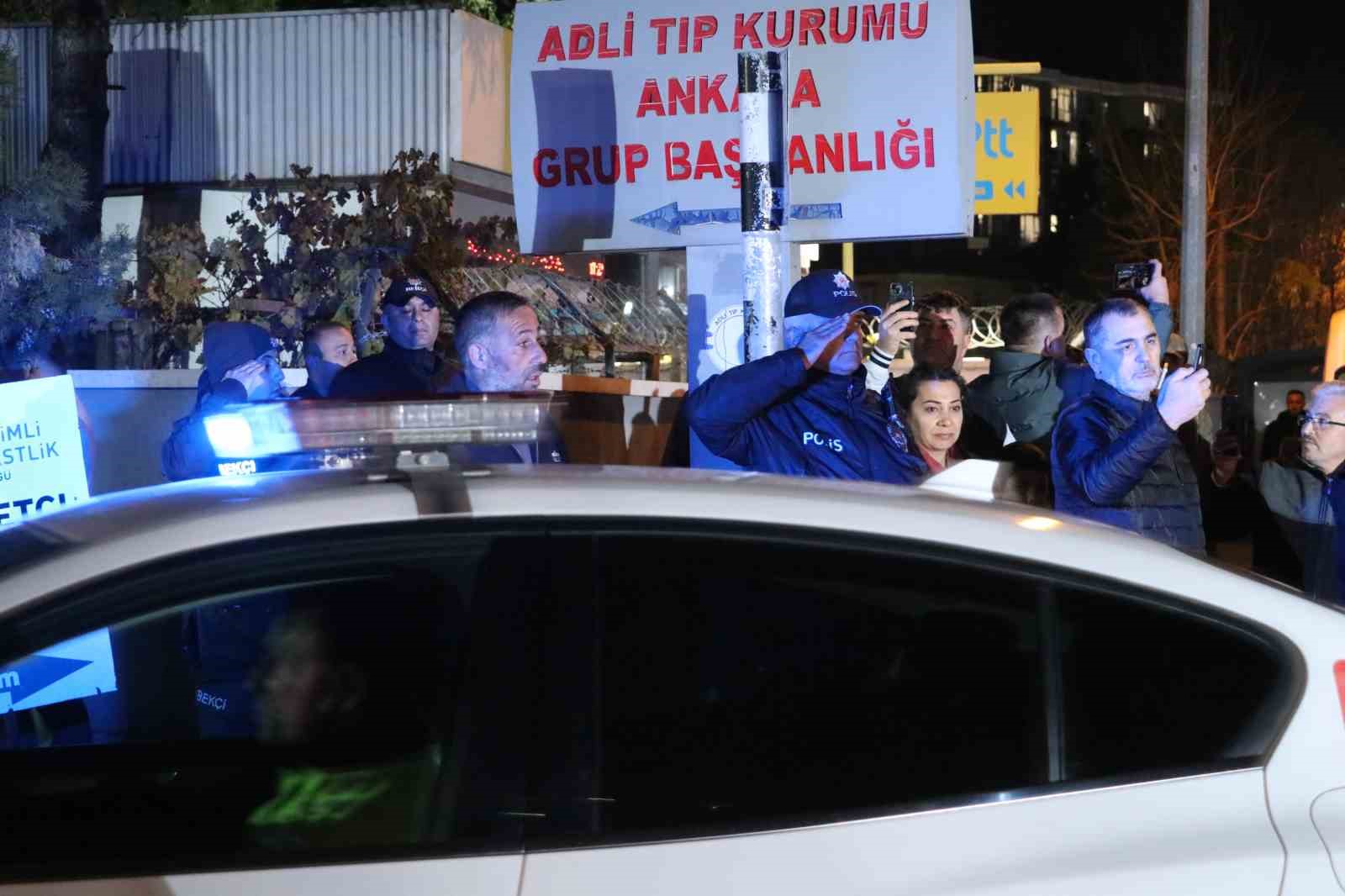Gürcistan’daki uçak kazasında şehit olan askerlerin naaşları Ankara Adli Tıp Kurumu’na getirildi 7 gurcistandaki ucak kazasinda sehit olan askerlerin naaslari ankara adli tip kurumuna getirildi 3 sTVUbZ2i