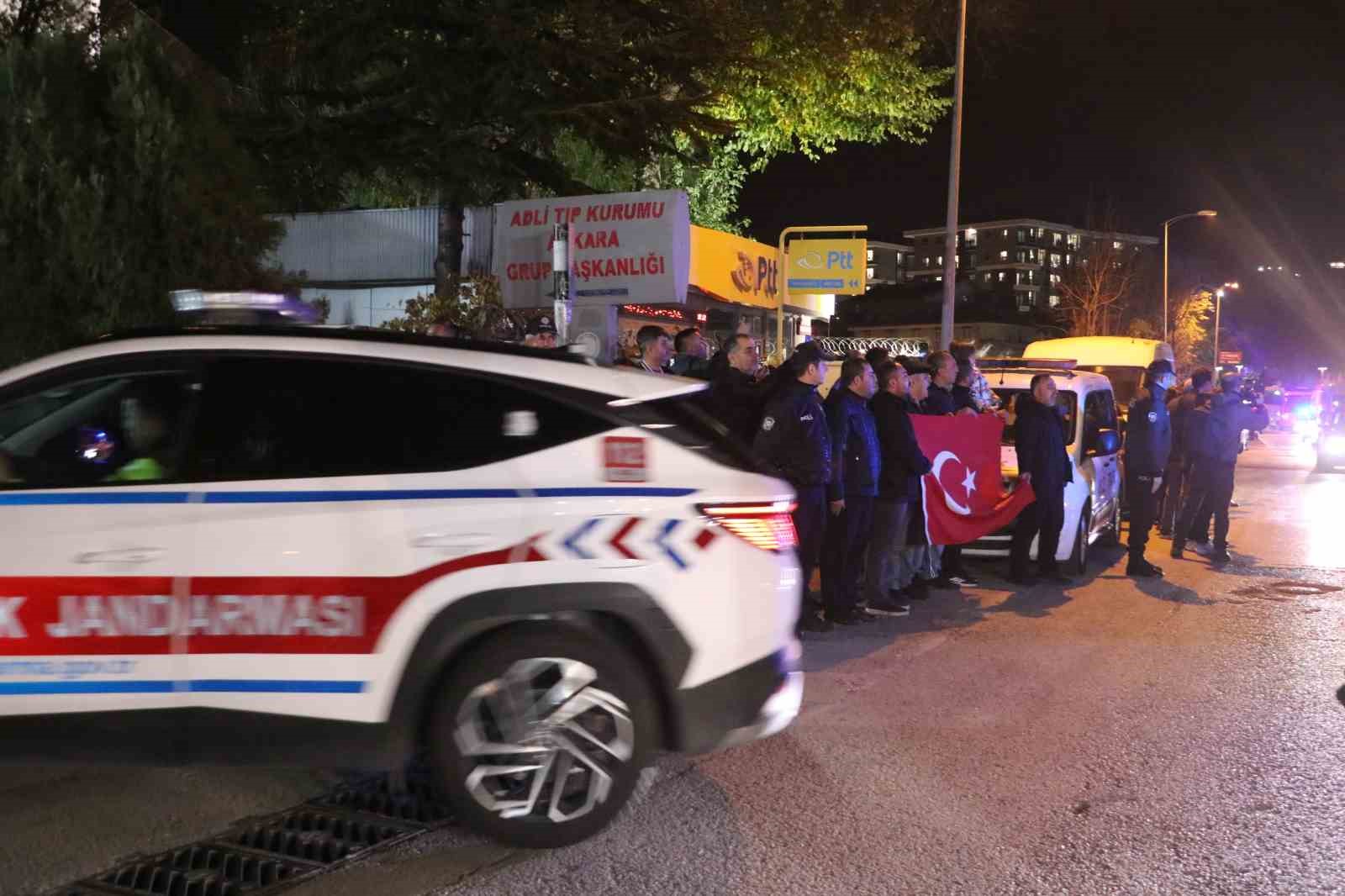 Gürcistan’daki uçak kazasında şehit olan askerlerin naaşları Ankara Adli Tıp Kurumu’na getirildi 8 gurcistandaki ucak kazasinda sehit olan askerlerin naaslari ankara adli tip kurumuna getirildi 4 wTGjDMBu