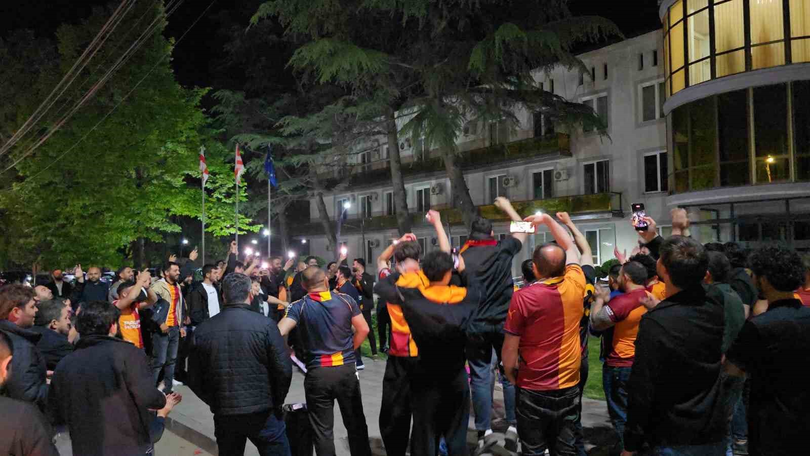 gurcistanin marneuli kentinde galatasarayin sampiyonlugu coskuyla kutlandi 1 zSOKZsYq