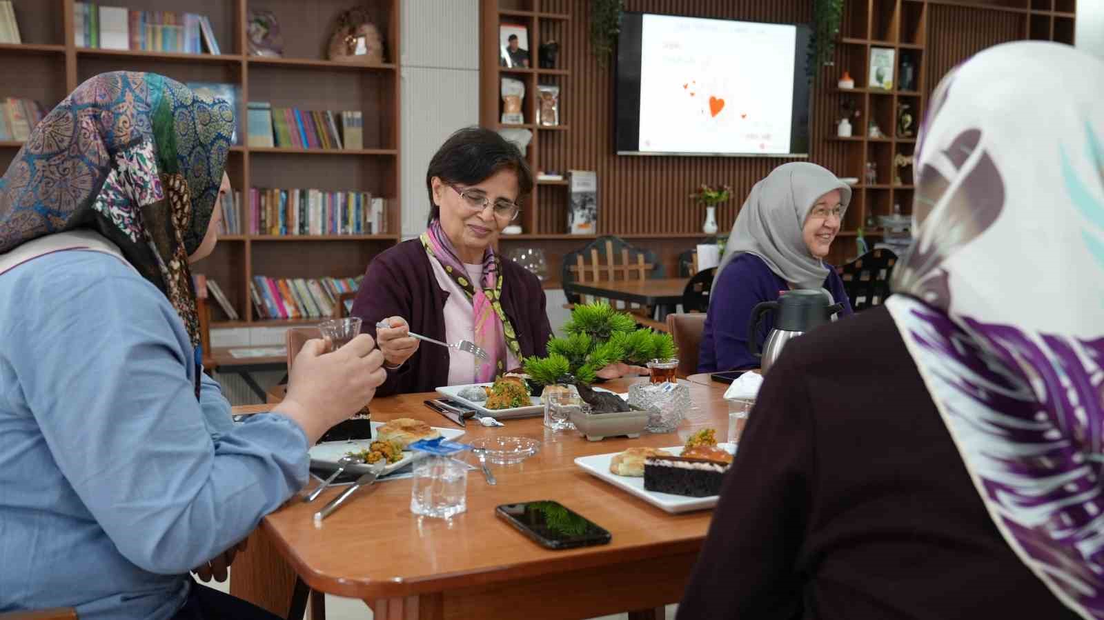 gursuda 50 yillik dostluk 50 yillik vefa 5 XXJzJj7Y