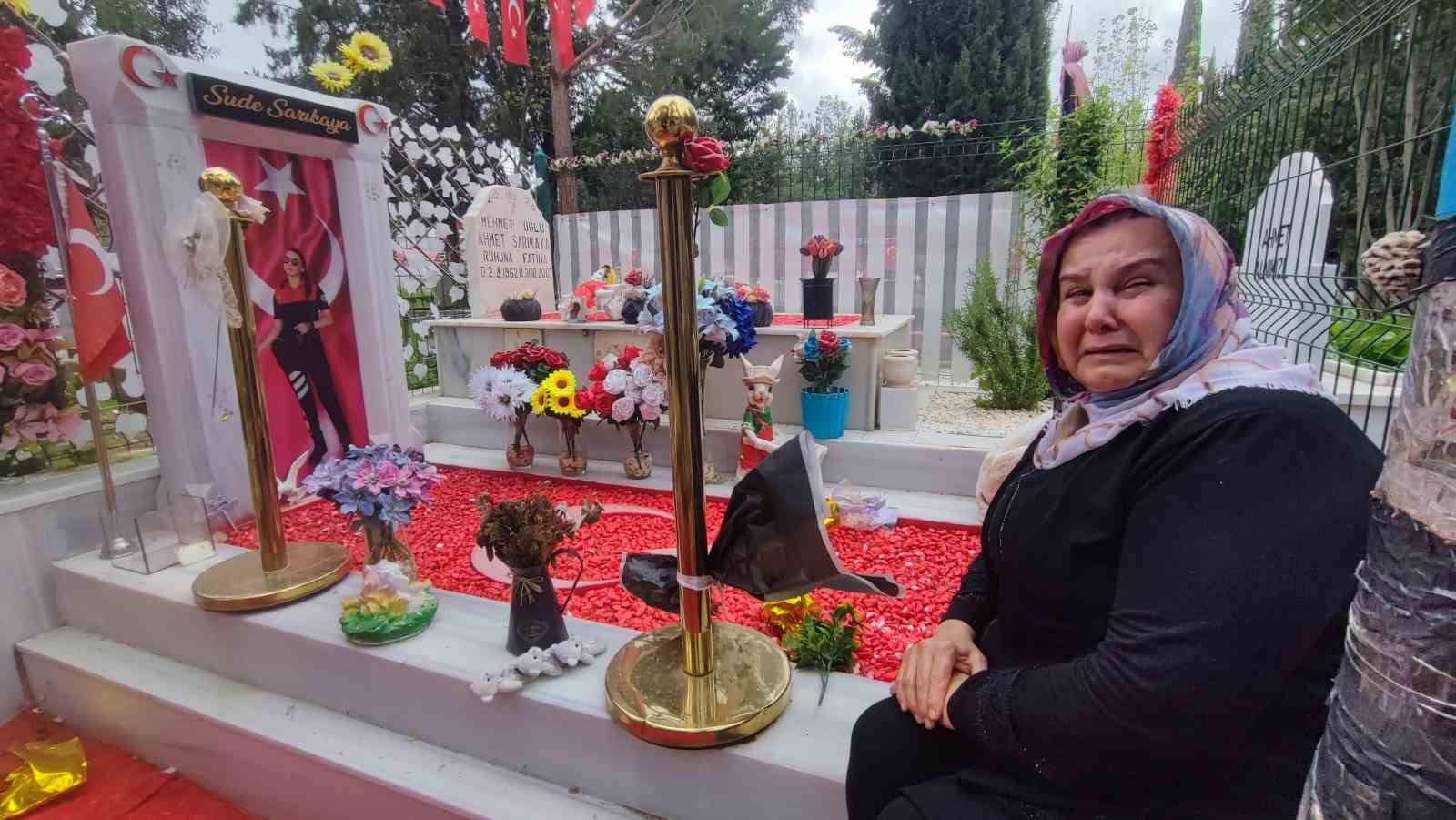 guvenlik kamerali polis mezarindan hirsizlik anneyi gozyaslarina bogdu 0 f15UVN5P
