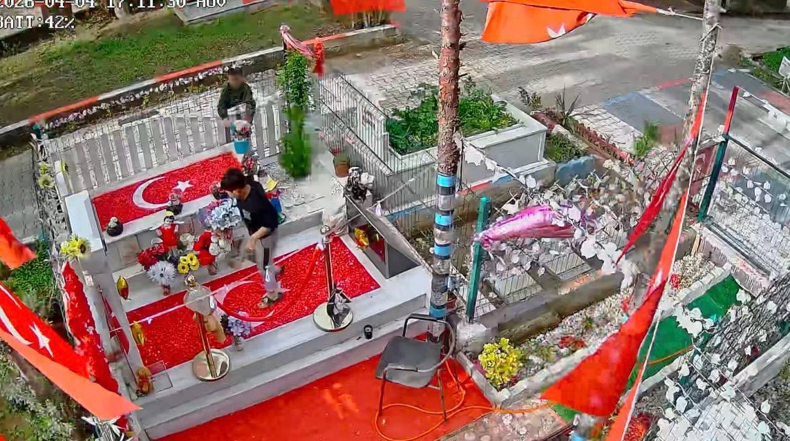 guvenlik kamerali polis mezarindan hirsizlik anneyi gozyaslarina bogdu 10 MiftQMGH
