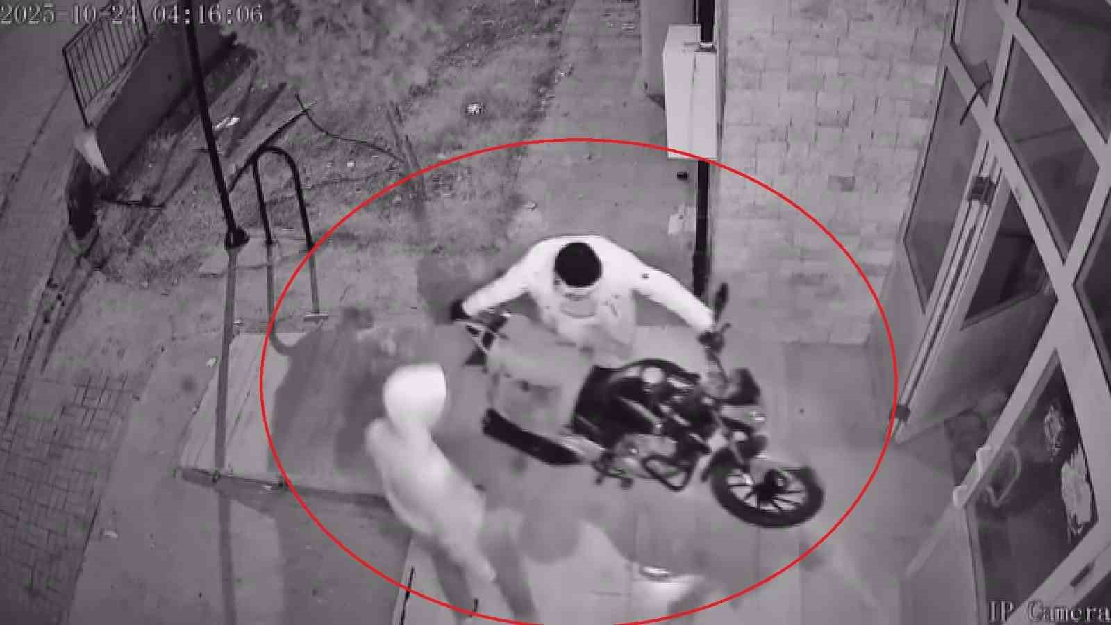 Güvenlik kamerasına yakalanan hırsızlar, çaldıkları motosiklete kendi malları gibi binip gittiler 4 guvenlik kamerasina yakalanan hirsizlar caldiklari motosiklete kendi mallari gibi binip gittiler 0 QLyRglUN