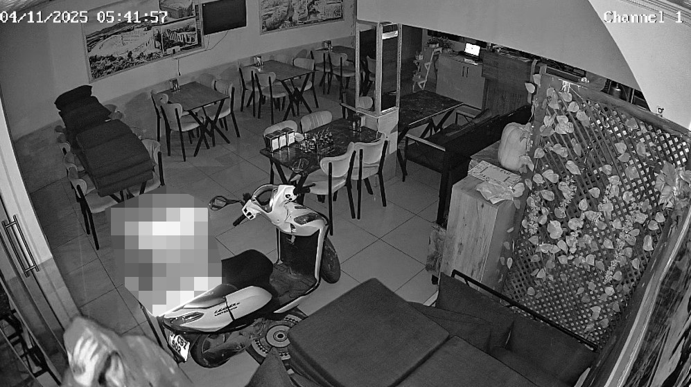 Güvenlik kamerasını etkisiz hale getirdi, kasadaki parayı ve motosikleti çalıp kayıplara karıştı 4 guvenlik kamerasini etkisiz hale getirdi kasadaki parayi ve motosikleti calip kayiplara karisti 0 4bOqf2vA