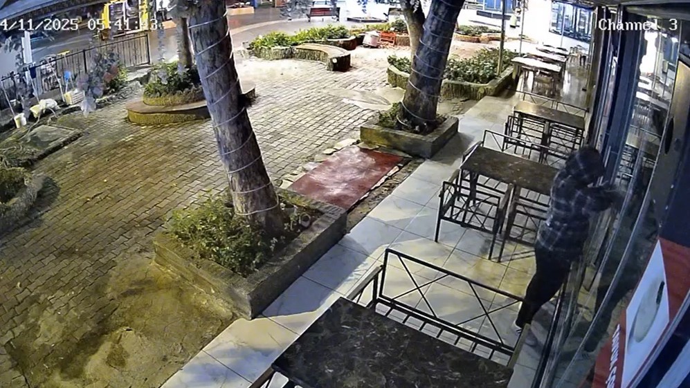 Güvenlik kamerasını etkisiz hale getirdi, kasadaki parayı ve motosikleti çalıp kayıplara karıştı 5 guvenlik kamerasini etkisiz hale getirdi kasadaki parayi ve motosikleti calip kayiplara karisti 1 aH7O3iIG