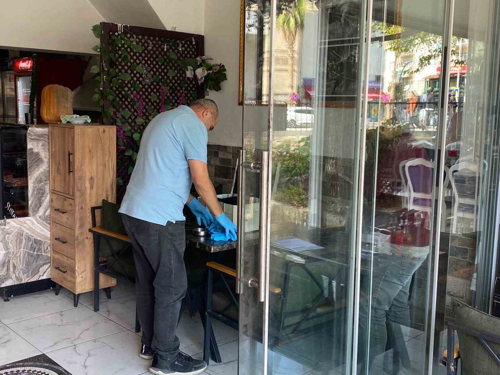 Güvenlik kamerasını etkisiz hale getirdi, kasadaki parayı ve motosikleti çalıp kayıplara karıştı 7 guvenlik kamerasini etkisiz hale getirdi kasadaki parayi ve motosikleti calip kayiplara karisti 3 n94mSldi