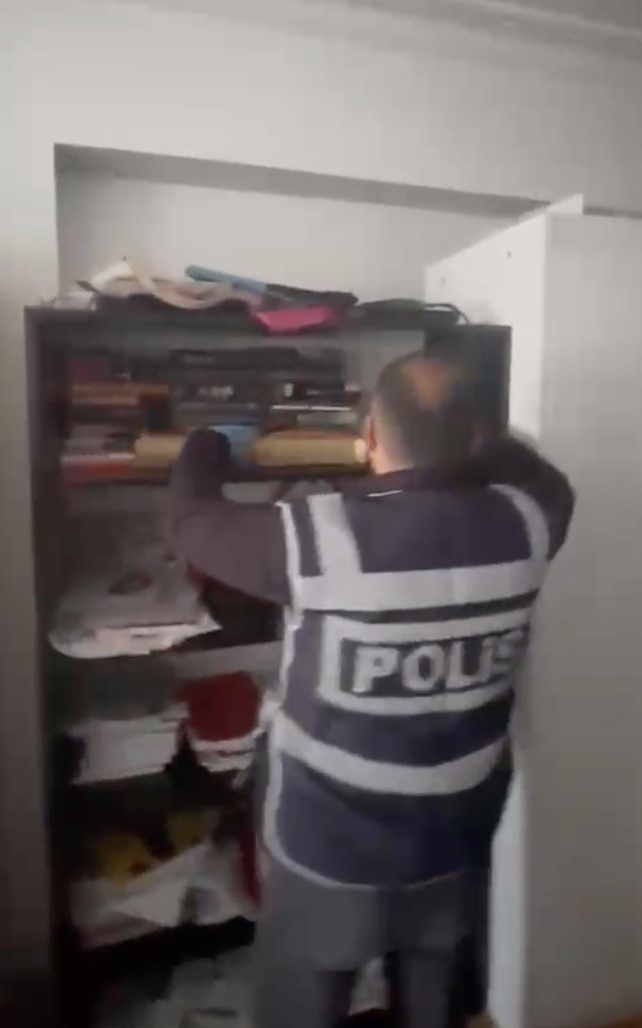 Güzellik salonunda akılalmaz yöntemle vurgun: Müşterilerin telefonundan kredi çeken 6 şüpheli tutuklandı 6 guzellik salonunda akilalmaz yontemle vurgun musterilerin telefonundan kredi ceken 6 supheli tutuklandi 2 Oi1OC1gD