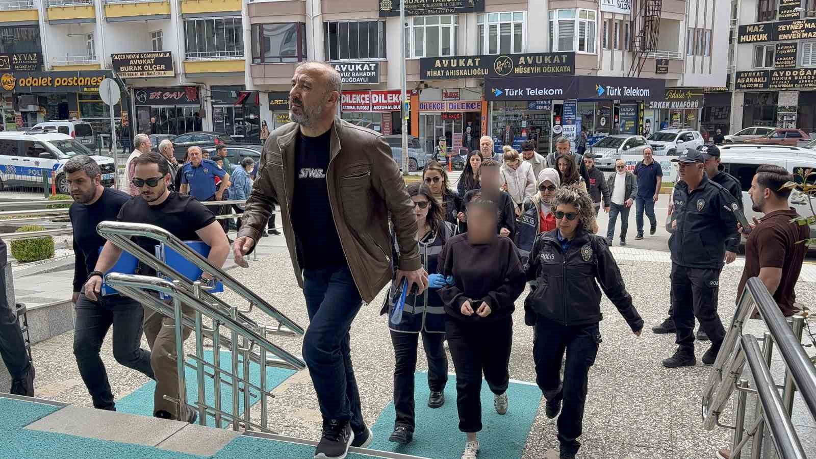 Güzellik salonunda mobil bankacılık tuzağı: Müşterilerinin adına kredi çeken şebeke çökertildi 5 guzellik salonunda mobil bankacilik tuzagi musterilerinin adina kredi ceken sebeke cokertildi 1 yCM2WOhr