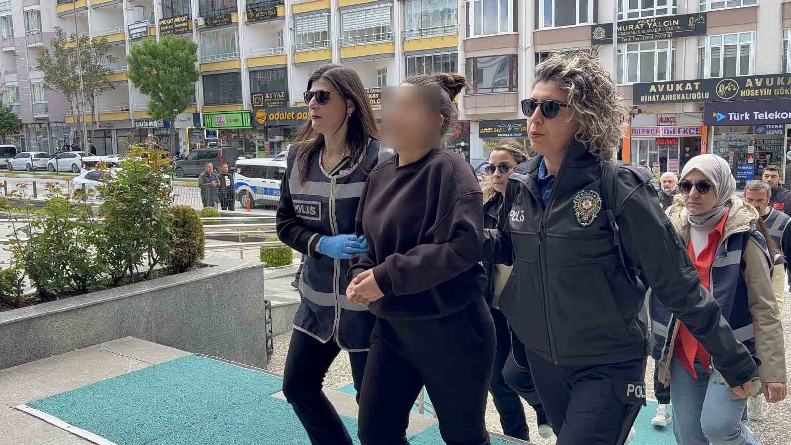Güzellik salonunda mobil bankacılık tuzağı: Müşterilerinin adına kredi çeken şebeke çökertildi 6 guzellik salonunda mobil bankacilik tuzagi musterilerinin adina kredi ceken sebeke cokertildi 2 2X4EegTz