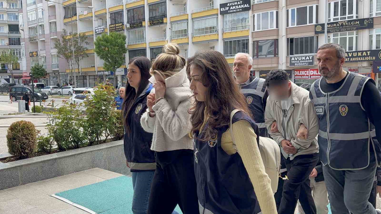 Güzellik salonunda mobil bankacılık tuzağı: Müşterilerinin adına kredi çeken şebeke çökertildi 7 guzellik salonunda mobil bankacilik tuzagi musterilerinin adina kredi ceken sebeke cokertildi 3 Q6V8ahXd