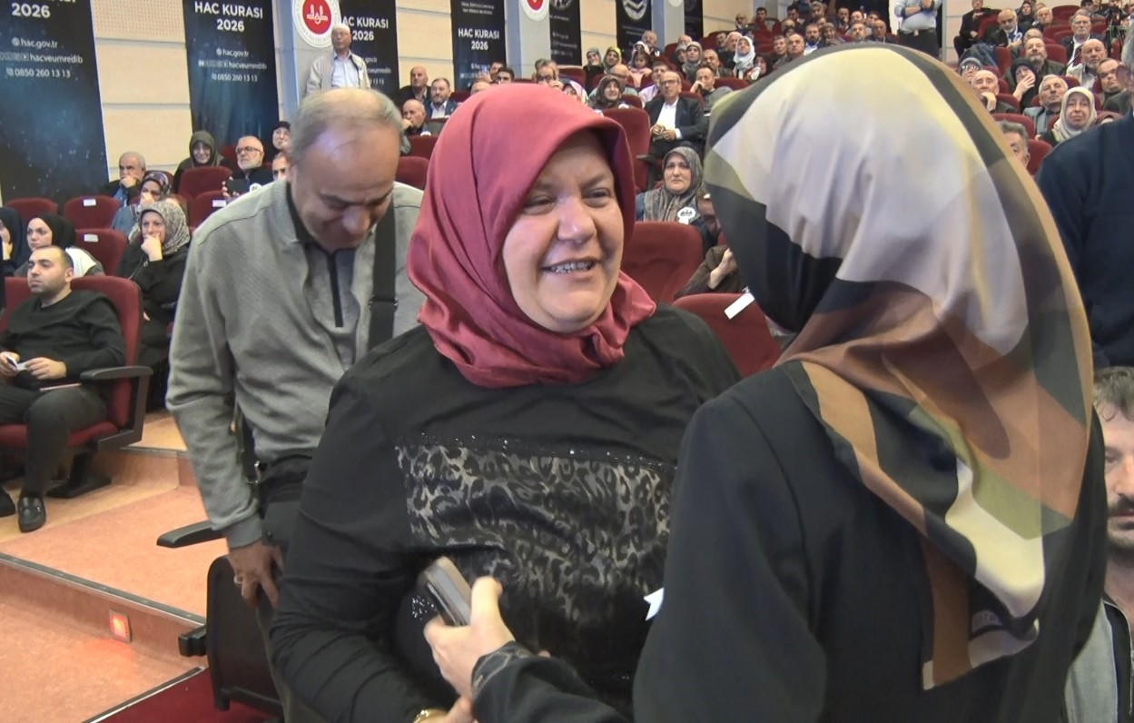Hac kurasında ismi çıkan hacı adayları sevinçten gözyaşlarına boğuldu 6 hac kurasinda ismi cikan haci adaylari sevincten gozyaslarina boguldu 2 lJHNLPyE
