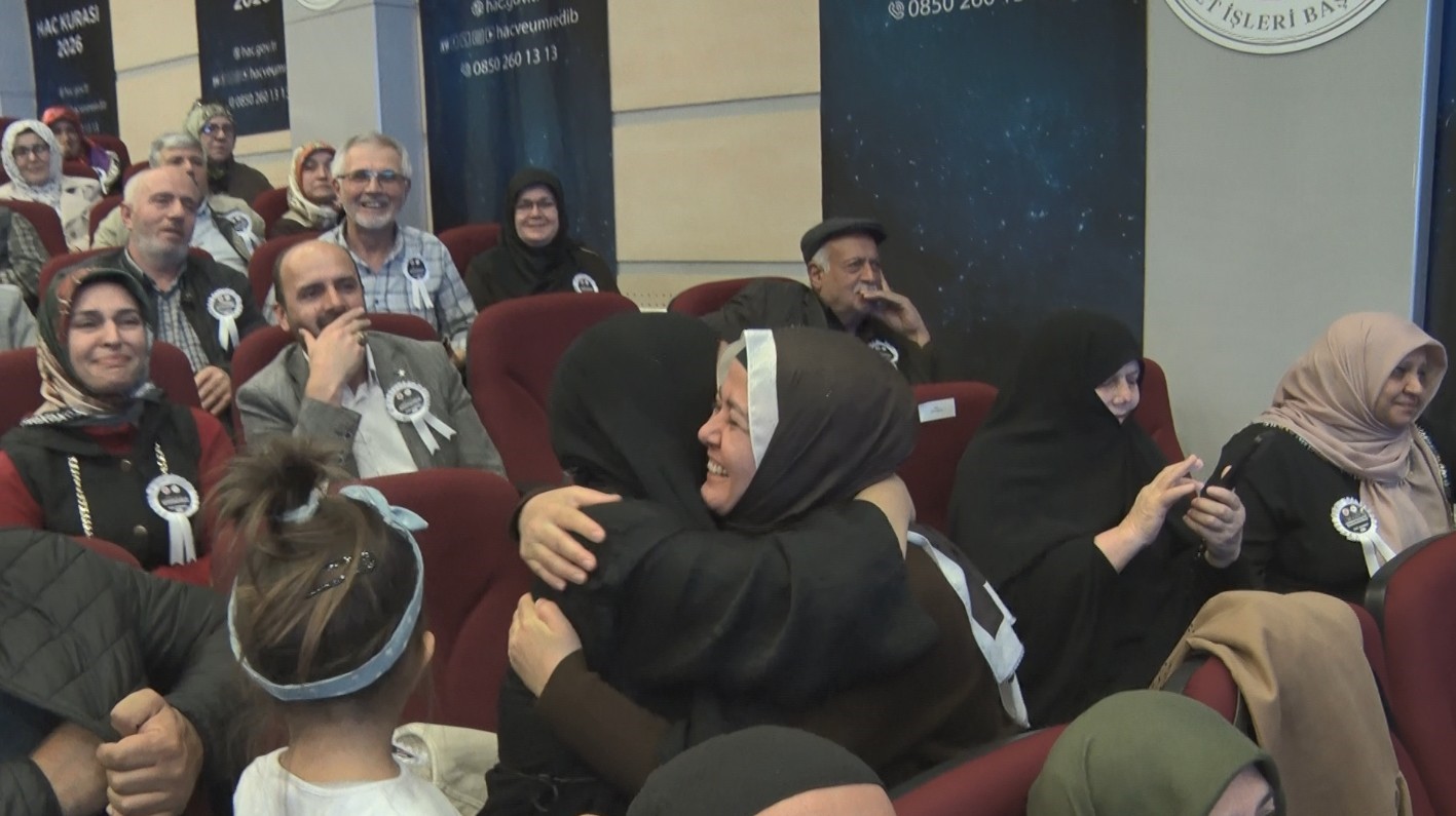 Hac kurasında ismi çıkan hacı adayları sevinçten gözyaşlarına boğuldu 7 hac kurasinda ismi cikan haci adaylari sevincten gozyaslarina boguldu 3 tQZC6nVV