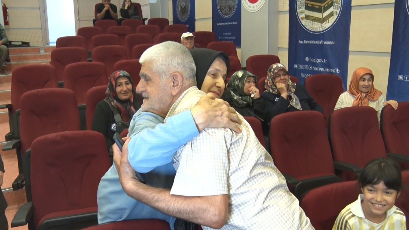 hac kurasinda ismi cikan haci adaylari sevincten gozyaslarini tutamadi 1 nTjdimeE