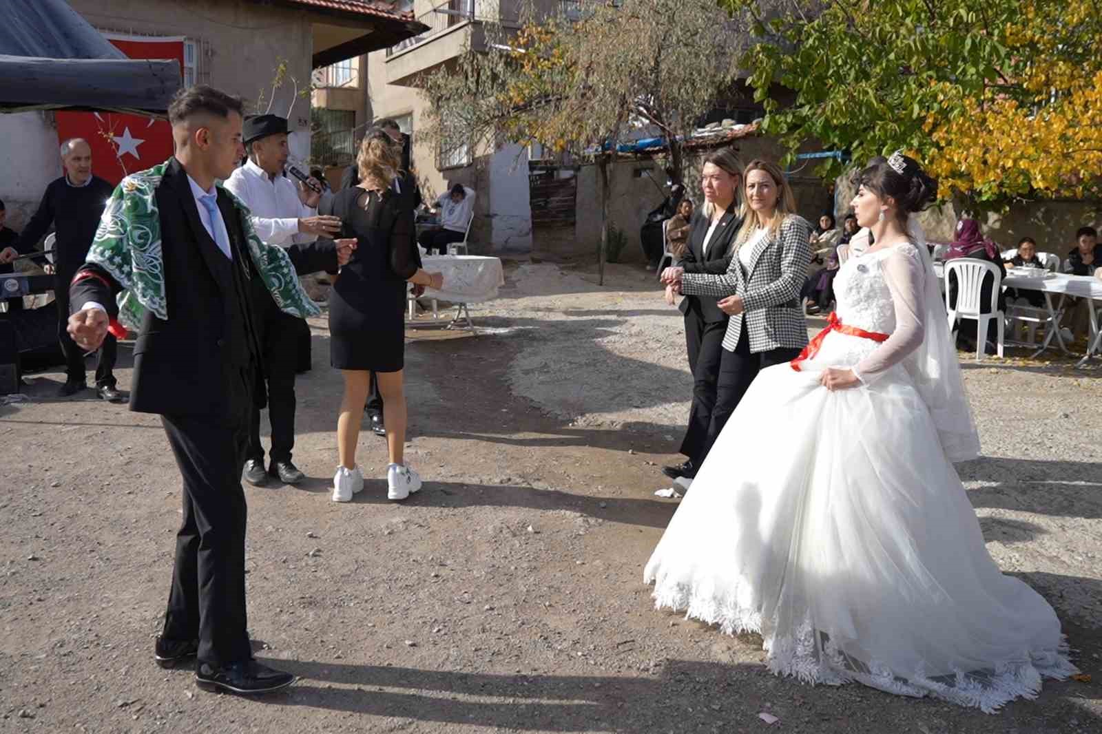hacca gidemeyen yasli cift birikimleriyle genclerin dugun hayalini gercege donusturdu 0 FKhGcyAE