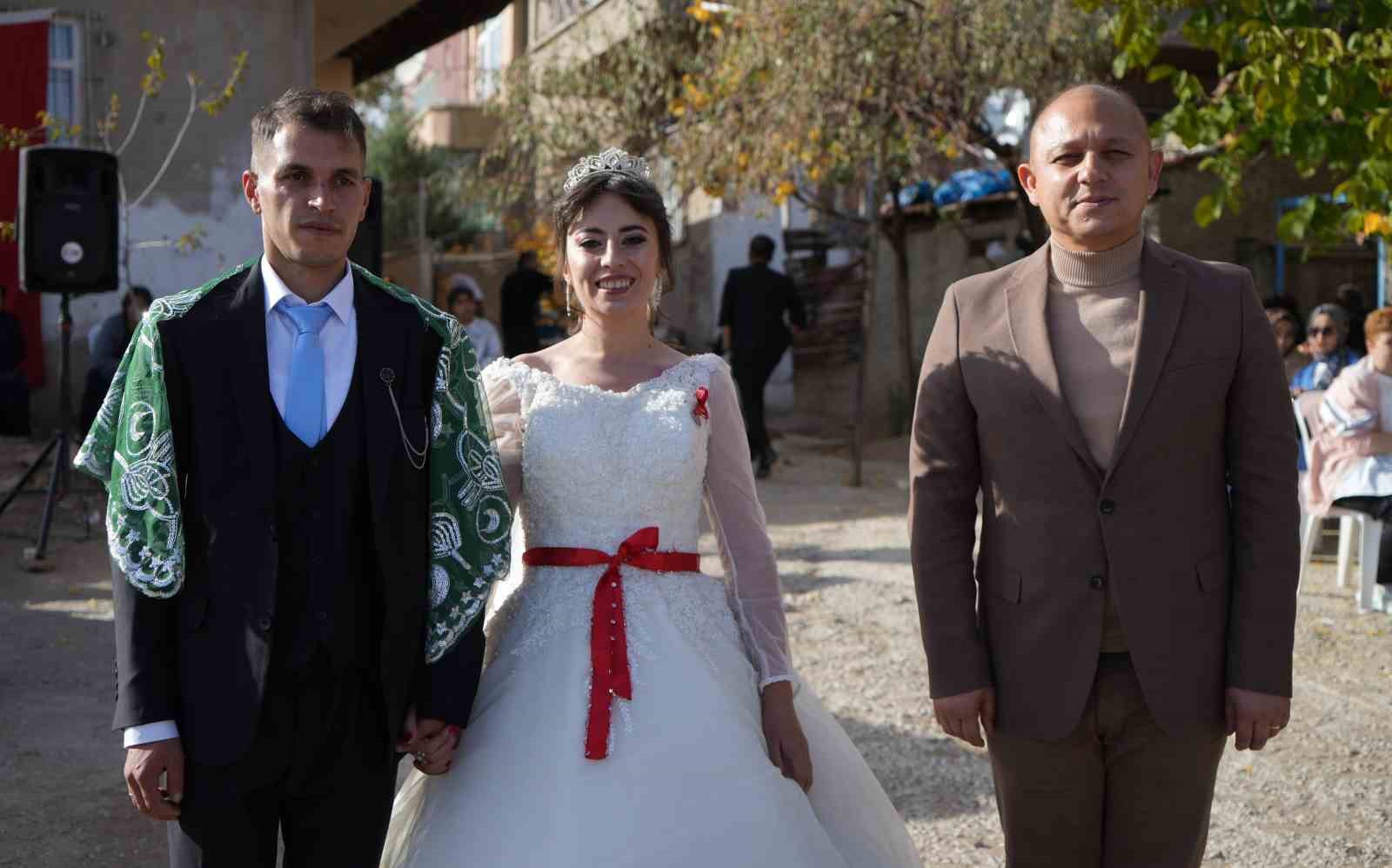 hacca gidemeyen yasli cift birikimleriyle genclerin dugun hayalini gercege donusturdu 2 LkHRyhDb