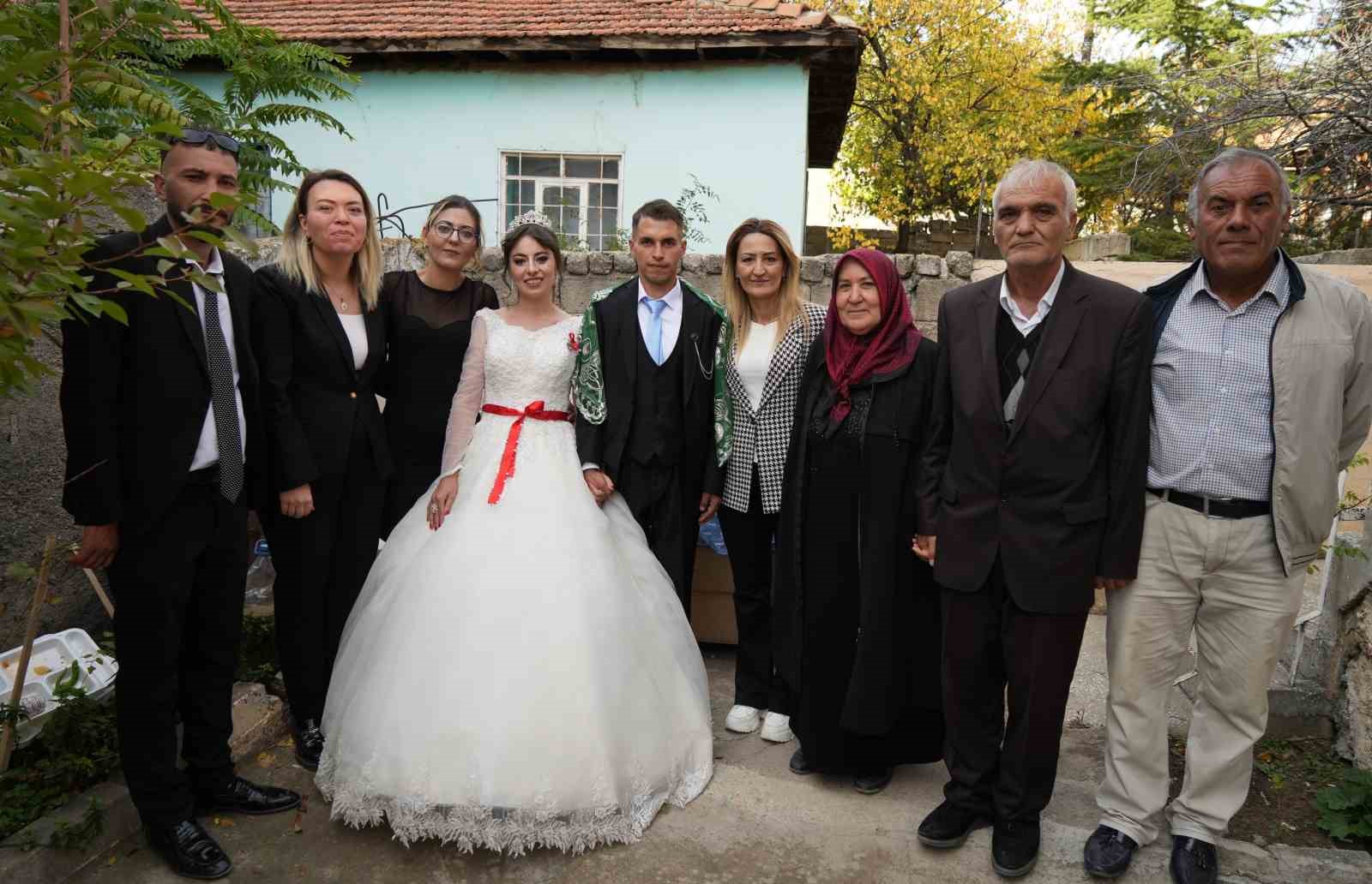 hacca gidemeyen yasli cift birikimleriyle genclerin dugun hayalini gercege donusturdu 4 Ug728pVf