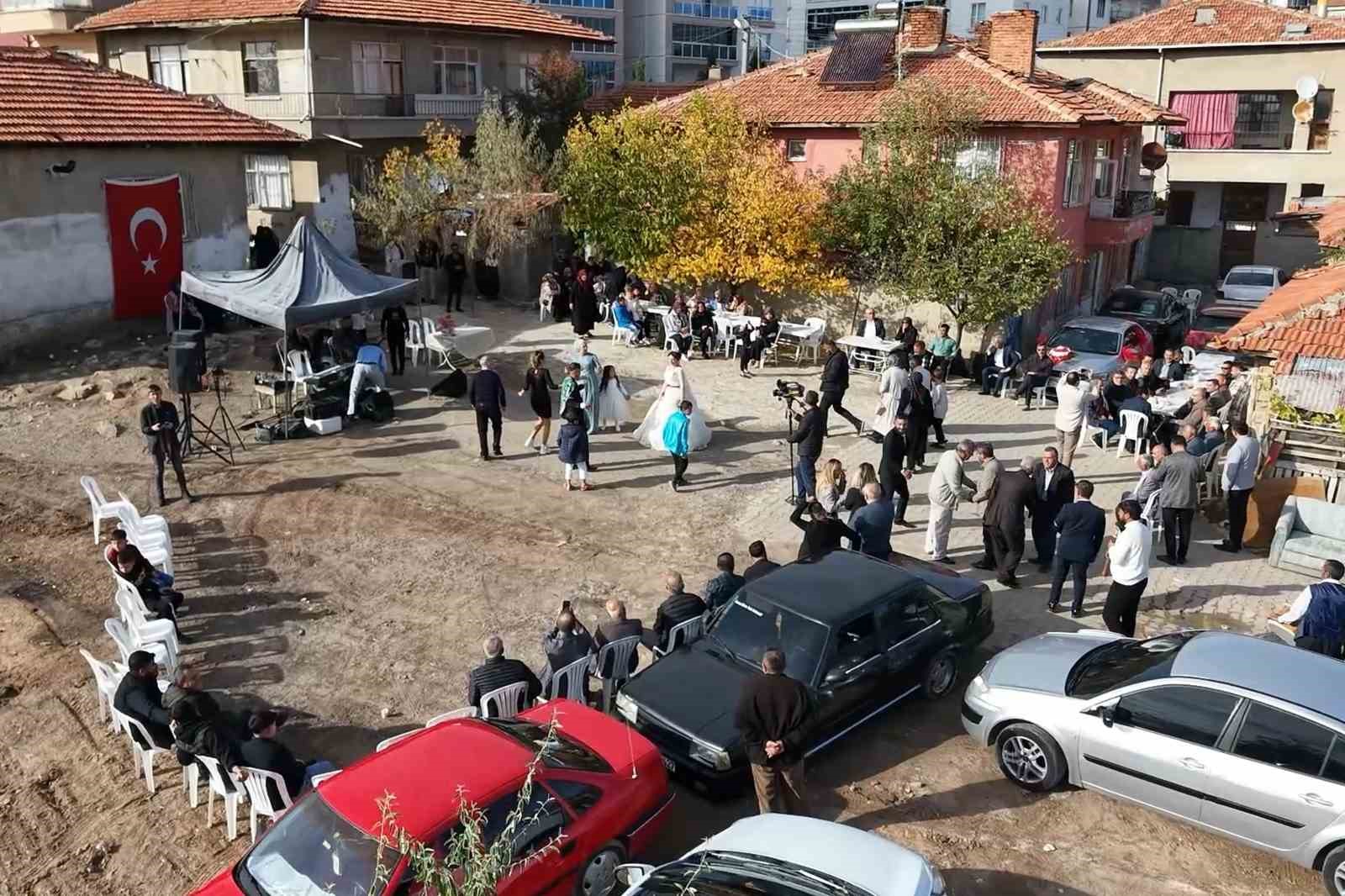hacca gidemeyen yasli cift birikimleriyle genclerin dugun hayalini gercege donusturdu 7 7RLR1Ot1