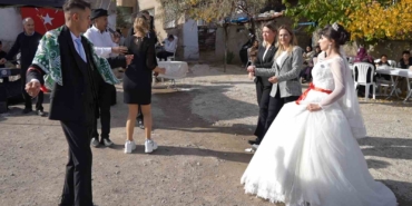 hacca-gidemeyen-yasli-cift-birikimleriyle-genclerin-dugun-hayalini-gercege-donusturdu-9VRccqkT.jpg