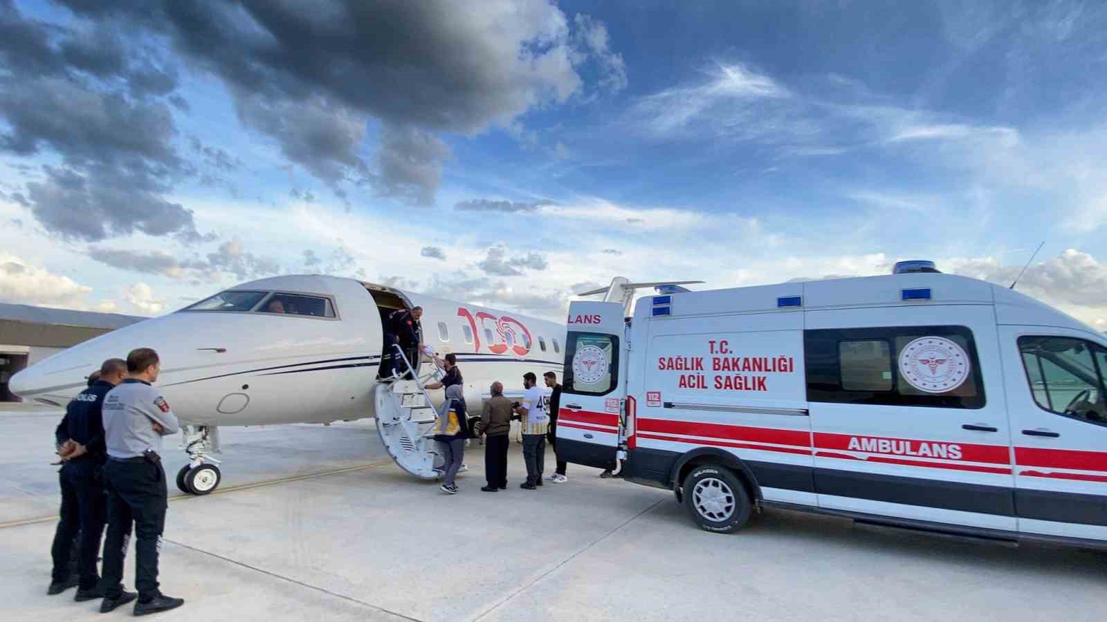 hacda rahatsizlanan vatandas ambulans ucakla turkiyeye getirildi 0 BA3lDPyz