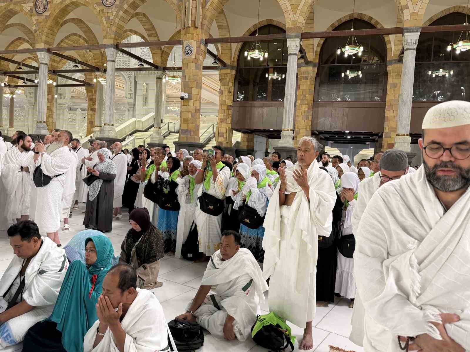 haci adaylari akin akin kabe i muazzamaya kosuyor 0 XKhnnKMZ