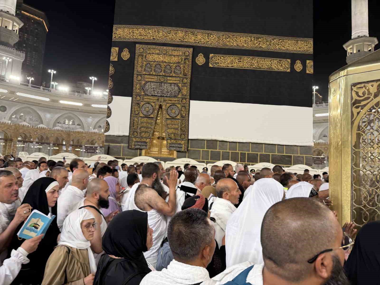 haci adaylari akin akin kabe i muazzamaya kosuyor 2 WwZRMEPf
