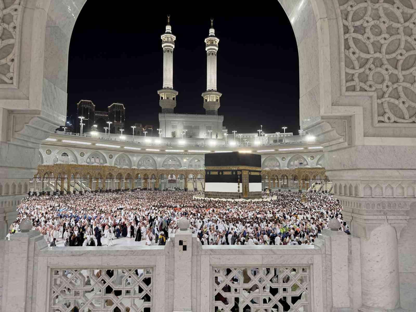 haci adaylari akin akin kabe i muazzamaya kosuyor 3 WVYGl2WC