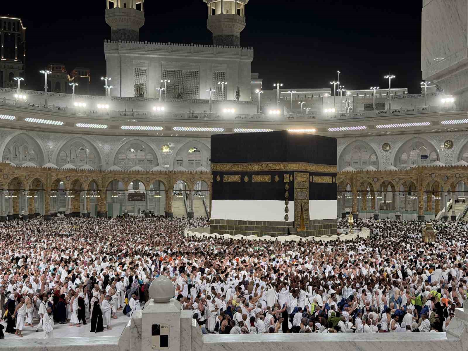 haci adaylari akin akin kabe i muazzamaya kosuyor 4 KnfRiQvX