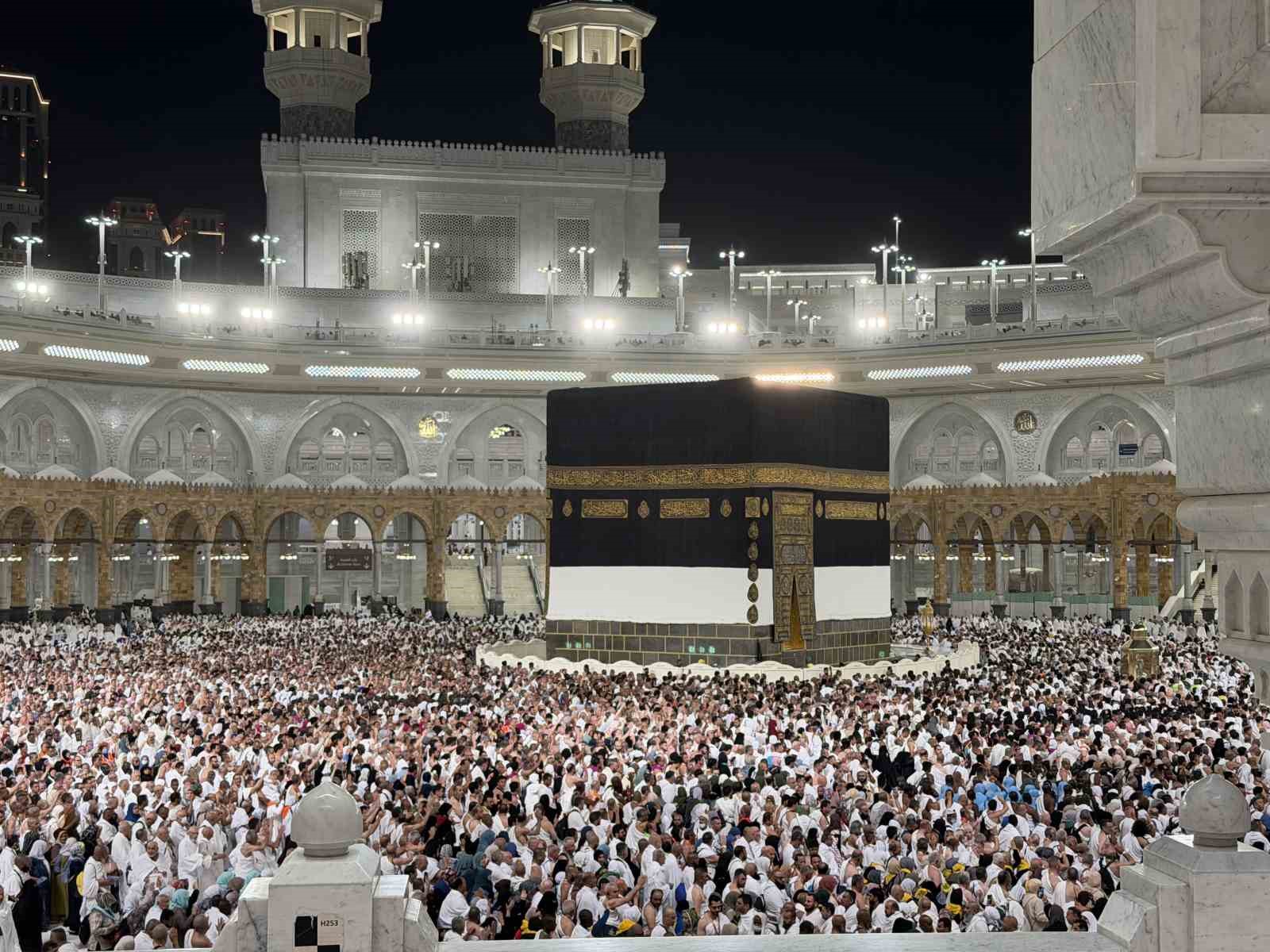haci adaylari akin akin kabe i muazzamaya kosuyor 5 lfmBjMsH