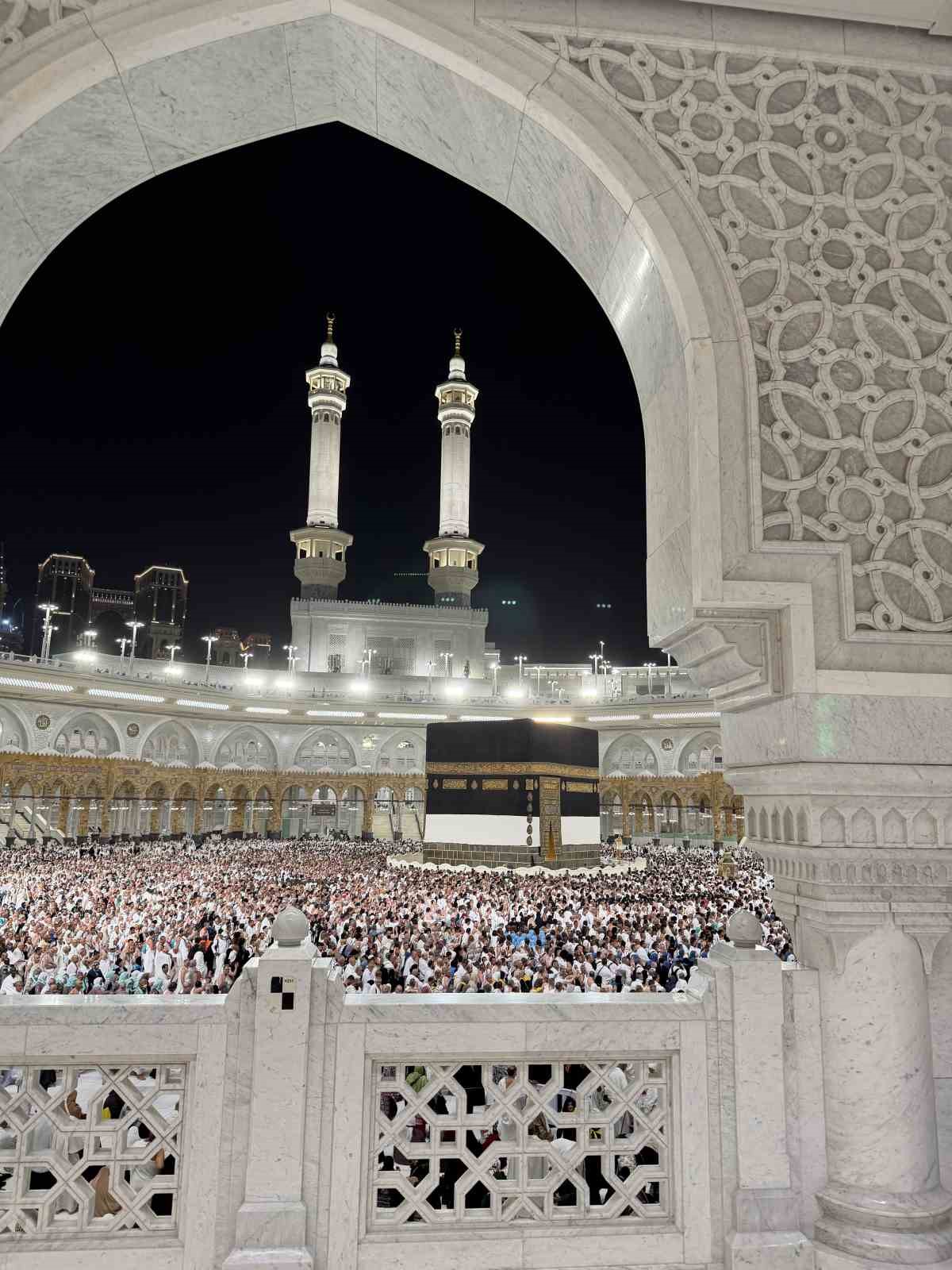 haci adaylari akin akin kabe i muazzamaya kosuyor 7 2RIBRneJ