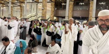 haci-adaylari-akin-akin-kabe-i-muazzamaya-kosuyor-CaR57BbA.jpg