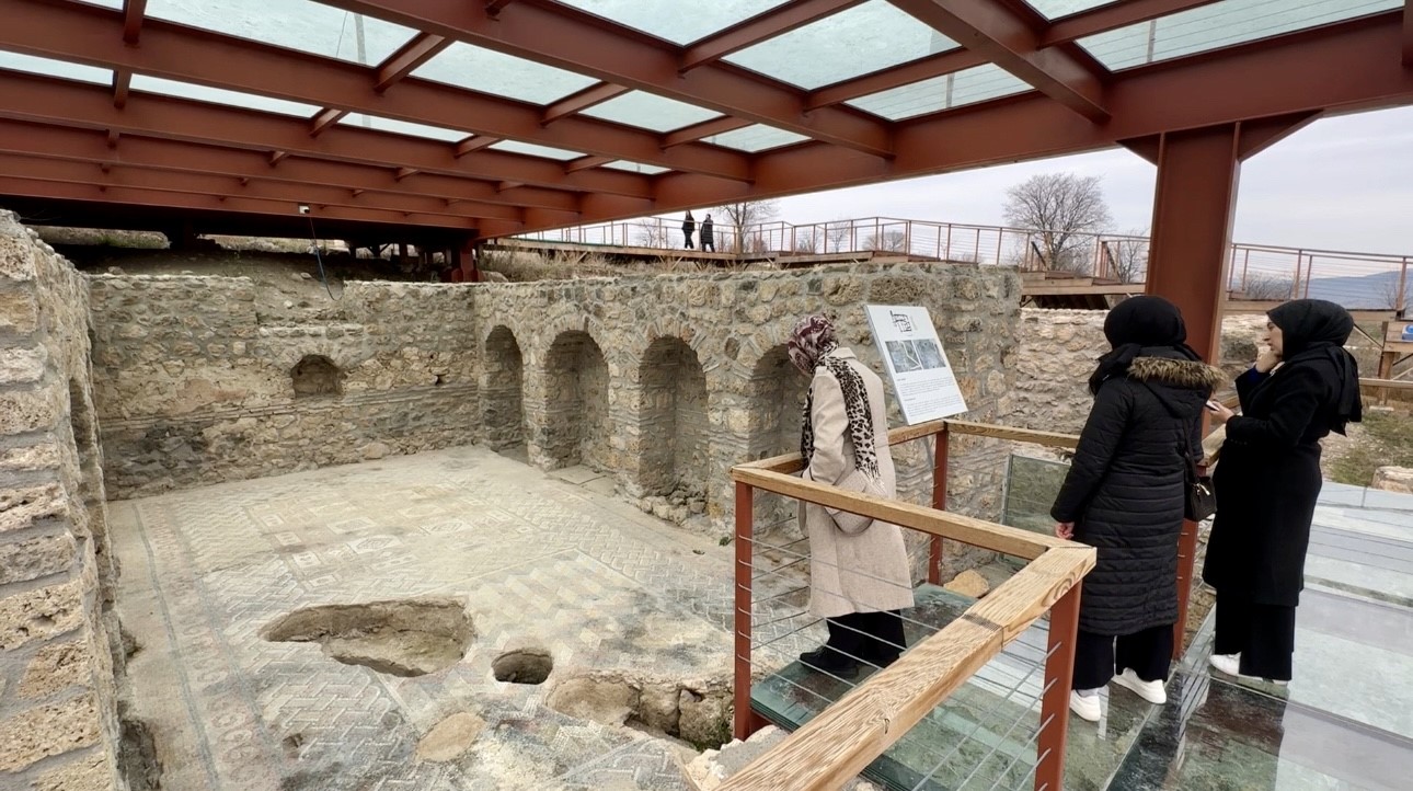 hadrianopolis antik kenti iz birakan yapisiyla ilgi goruyor 0 y7EDq1jk