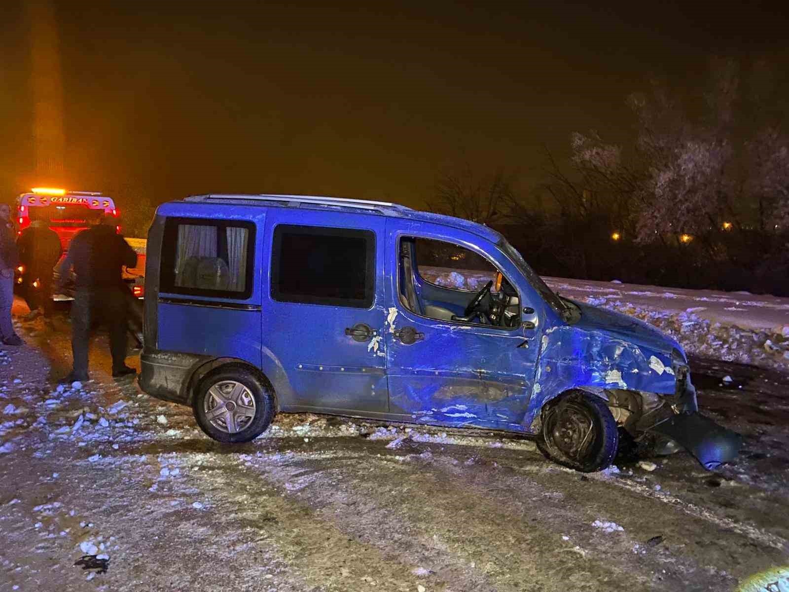 Hafif ticari araç, direğe çarpıp karşı şeride geçti: 4 yaralı 5 hafif ticari arac direge carpip karsi seride gecti 4 yarali 1 4Dl2JvM1