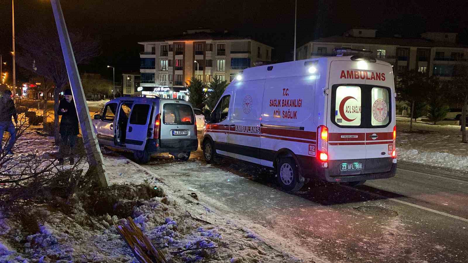 hafif ticari arac direge carpti 1i agir 4 yarali 2 bljaht4v