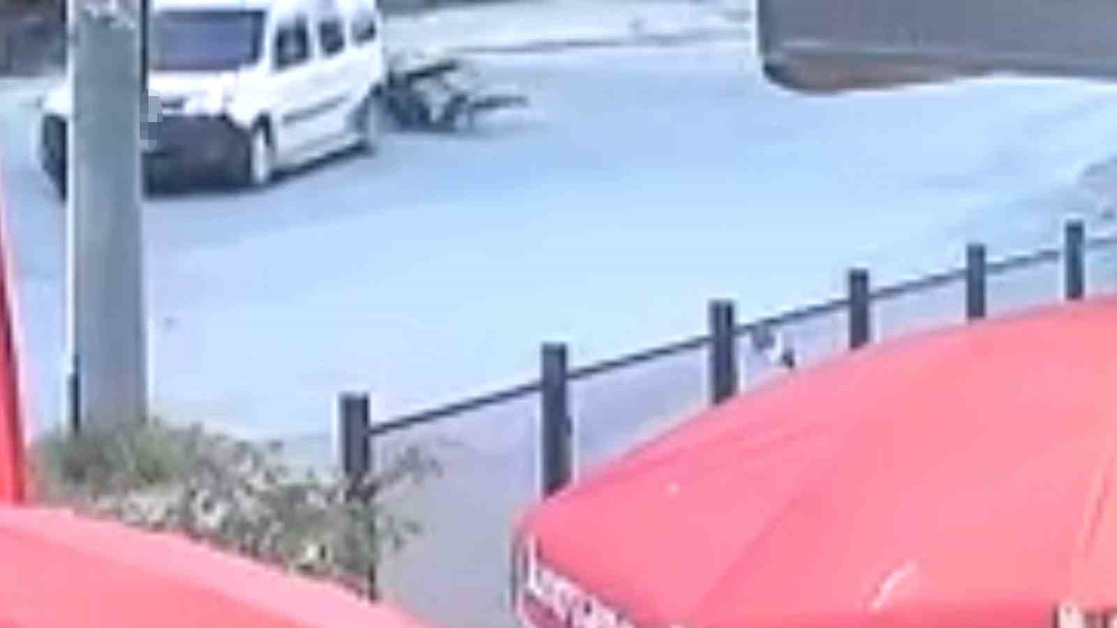 Hafif ticari araç ile çarpışan motosikletin sürücüsü yaralandı 4 hafif ticari arac ile carpisan motosikletin surucusu yaralandi 0 3LCeTVDA