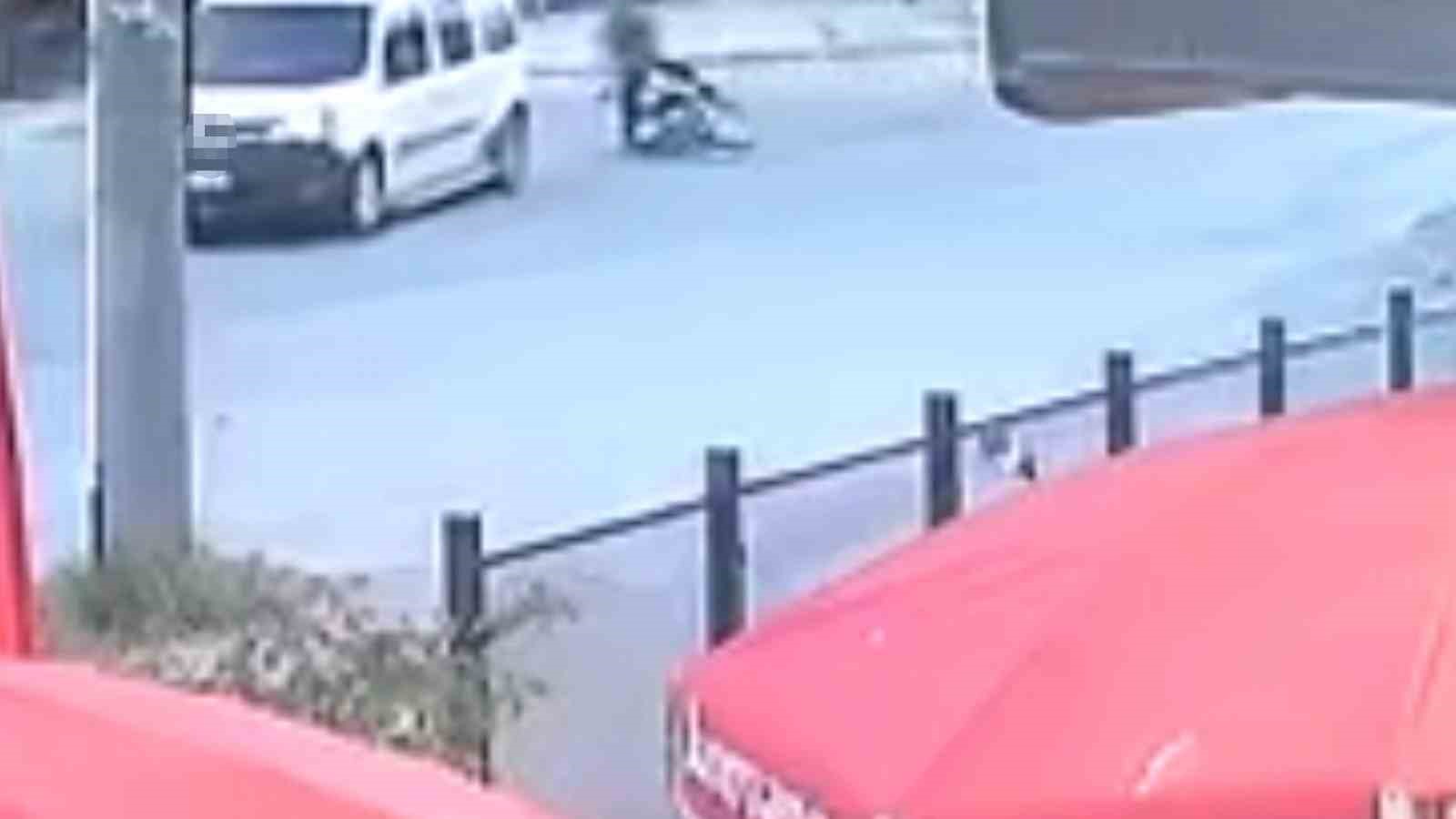 Hafif ticari araç ile çarpışan motosikletin sürücüsü yaralandı 5 hafif ticari arac ile carpisan motosikletin surucusu yaralandi 1