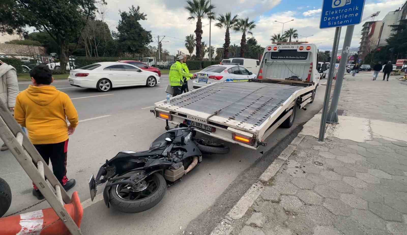 hafif ticari arac ile carpisan motosikletin surucusu yaralandi 1 bp1QTqa4