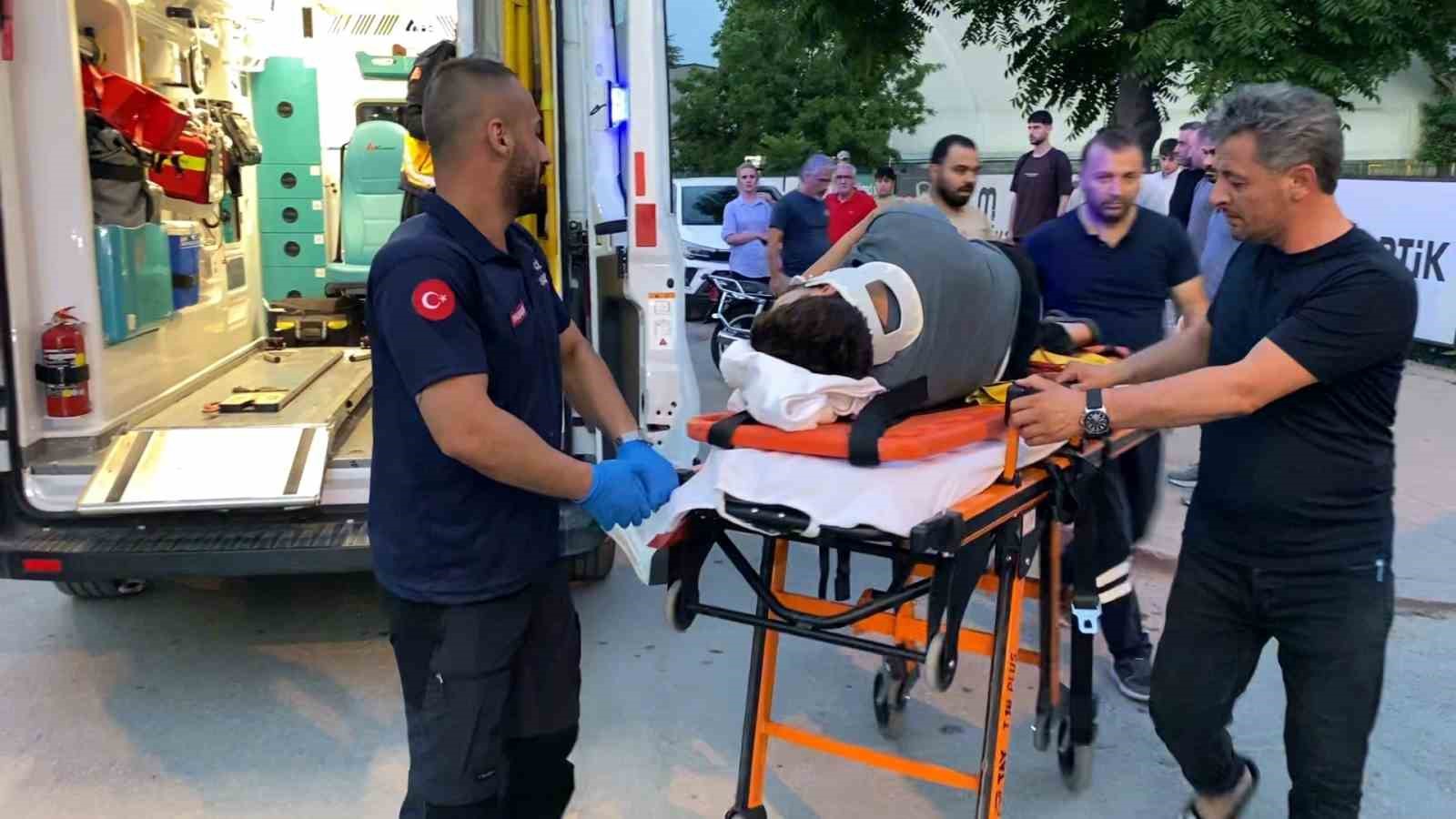Hafif ticari araç ile çarpışan motosikletin sürücüsü yaralandı 6 hafif ticari arac ile carpisan motosikletin surucusu yaralandi 2 9ngz3na6
