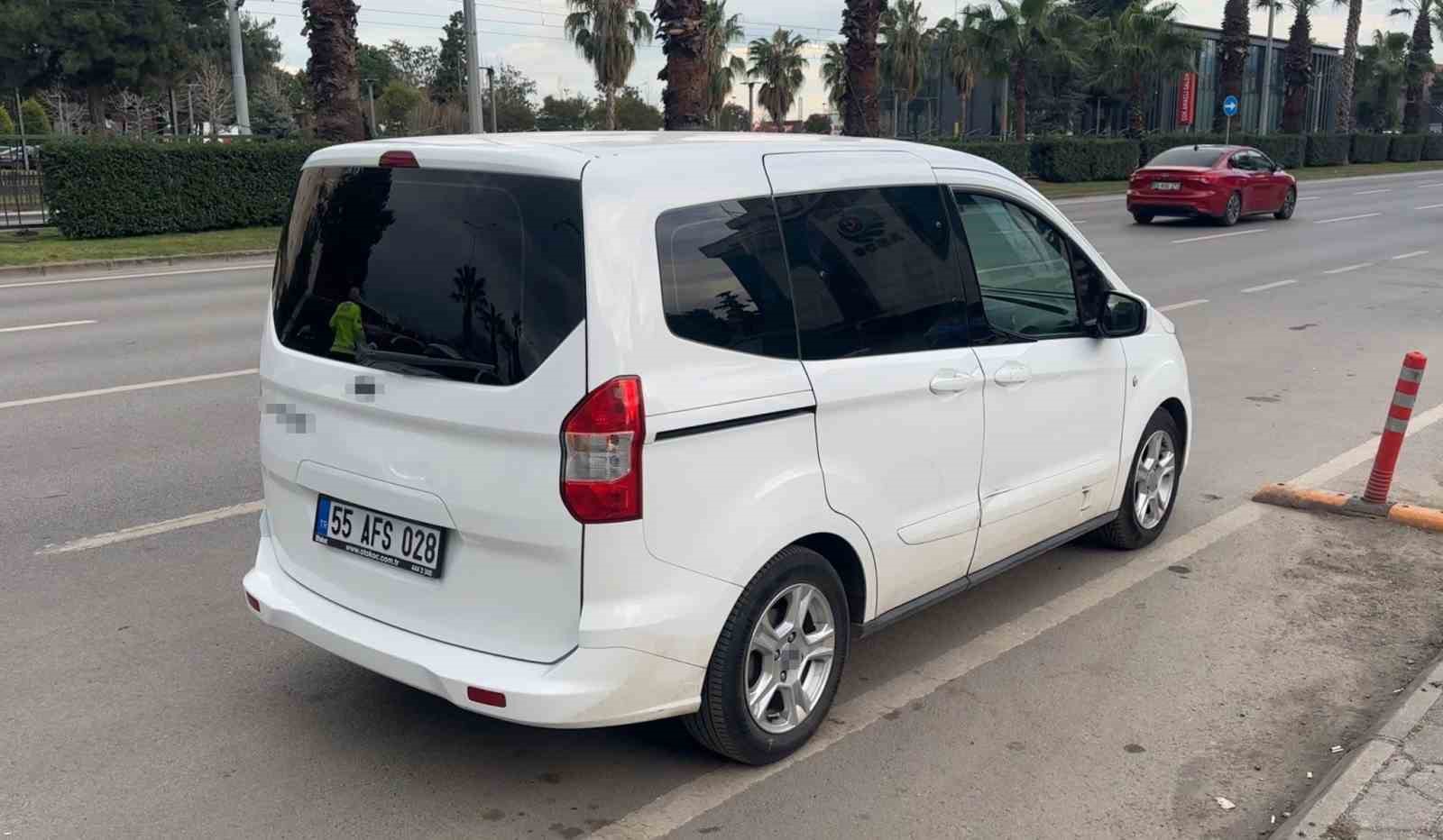 hafif ticari arac ile carpisan motosikletin surucusu yaralandi 3 FFSiejZM