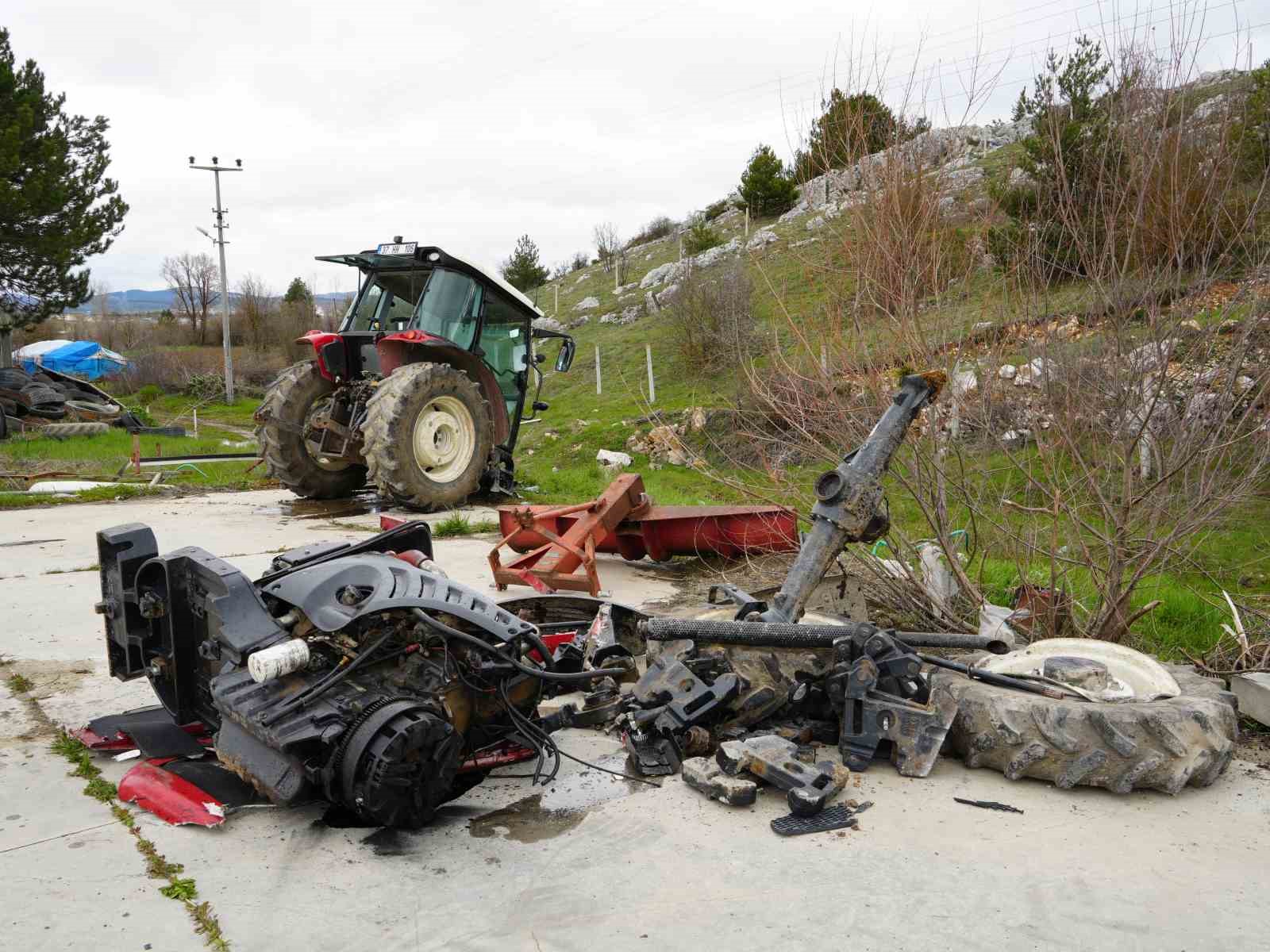hafif ticari arac ile carpisan traktor ikiye bolundu 5 yarali 0 bRZTOgmk