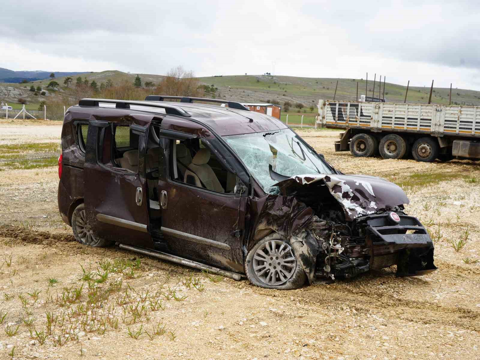hafif ticari arac ile carpisan traktor ikiye bolundu 5 yarali 1 rXfPll6O