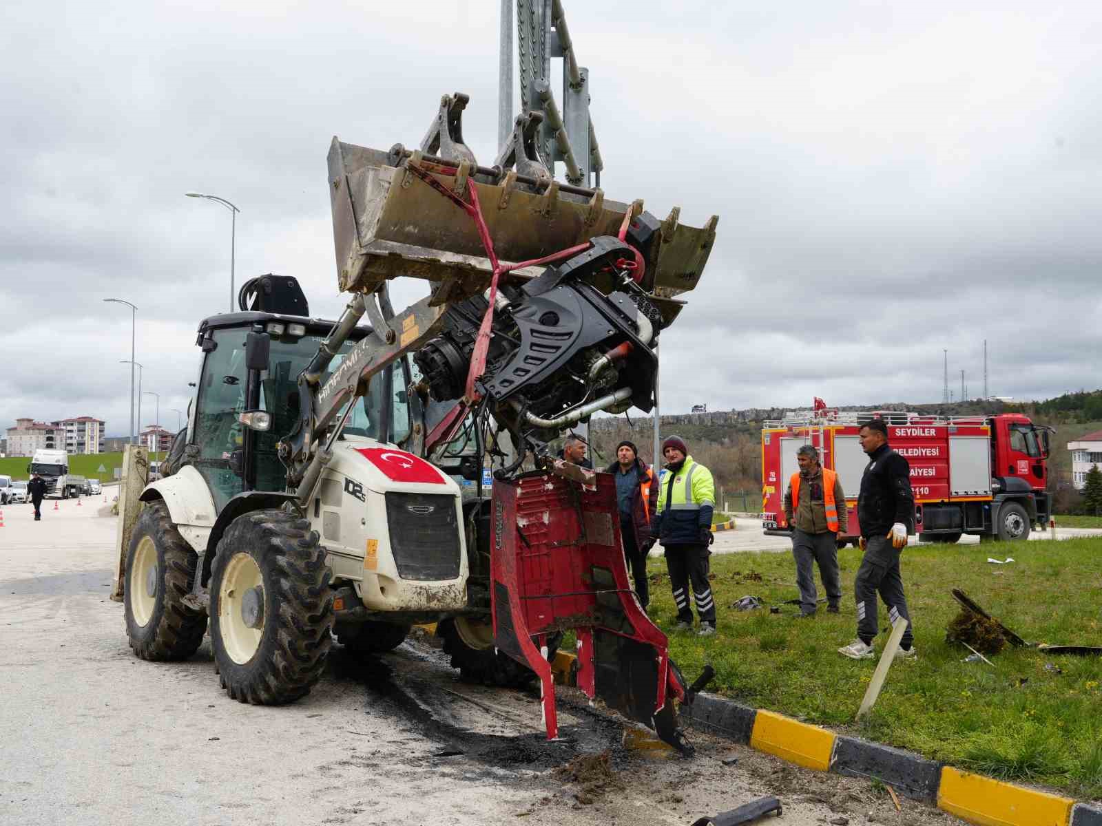 hafif ticari arac ile carpisan traktor ikiye bolundu 5 yarali 2 U8zVf3ea