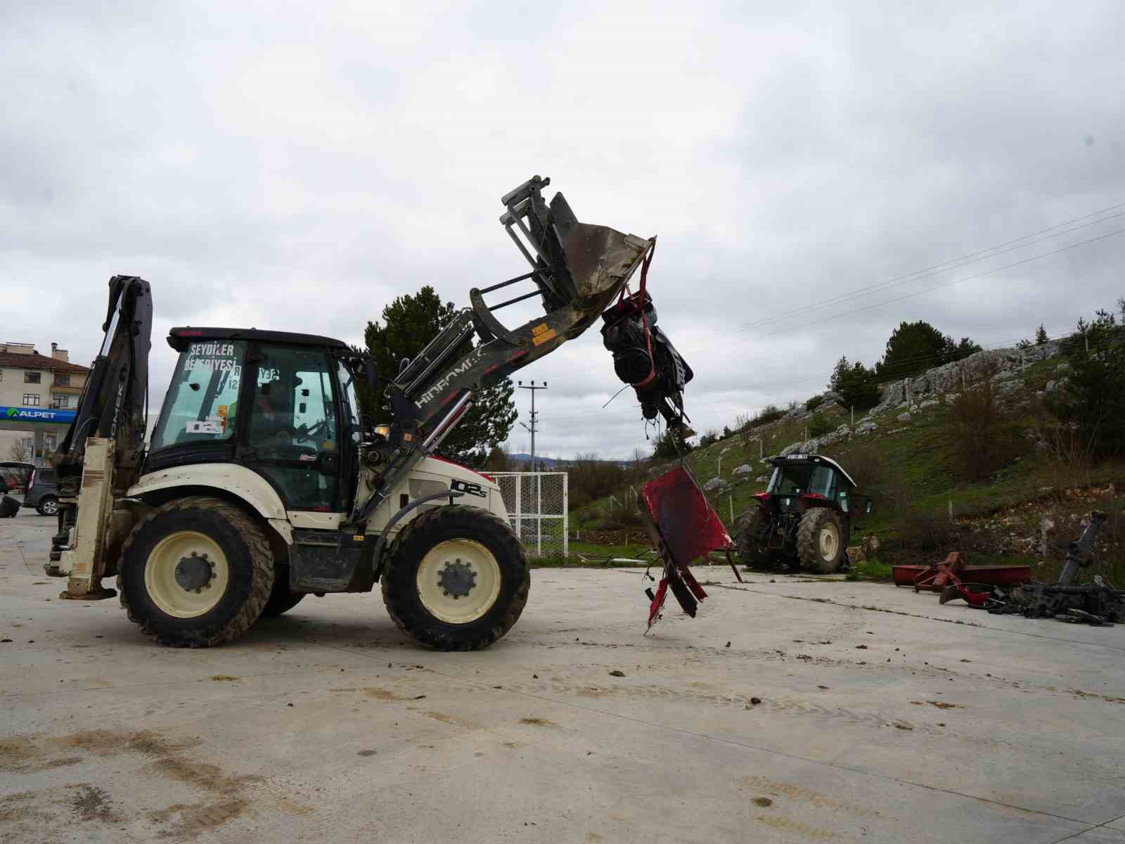 hafif ticari arac ile carpisan traktor ikiye bolundu 5 yarali 3
