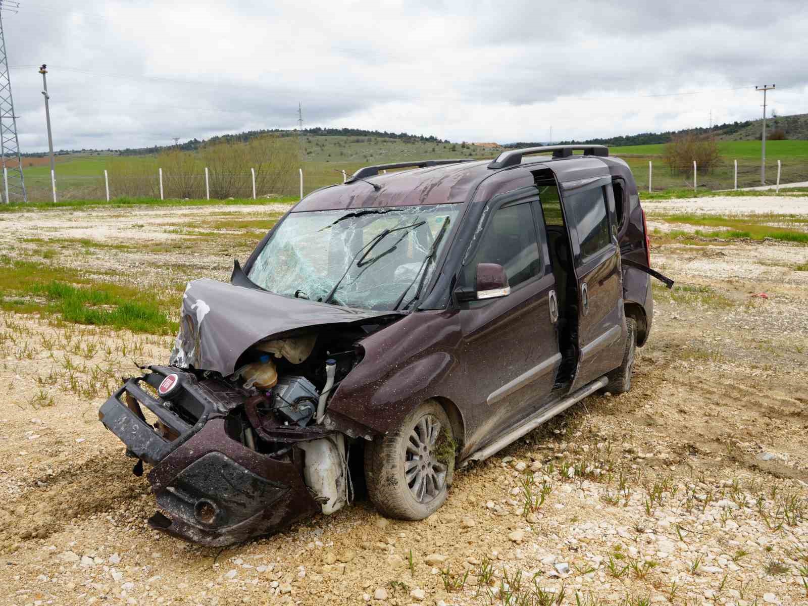 hafif ticari arac ile carpisan traktor ikiye bolundu 5 yarali 4 6Vm5QJQl