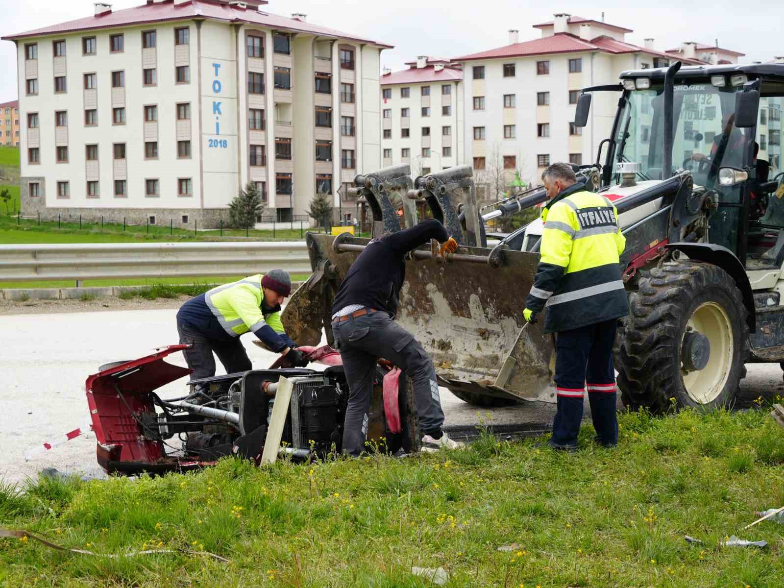 hafif ticari arac ile carpisan traktor ikiye bolundu 5 yarali 6 L9f8eM4K