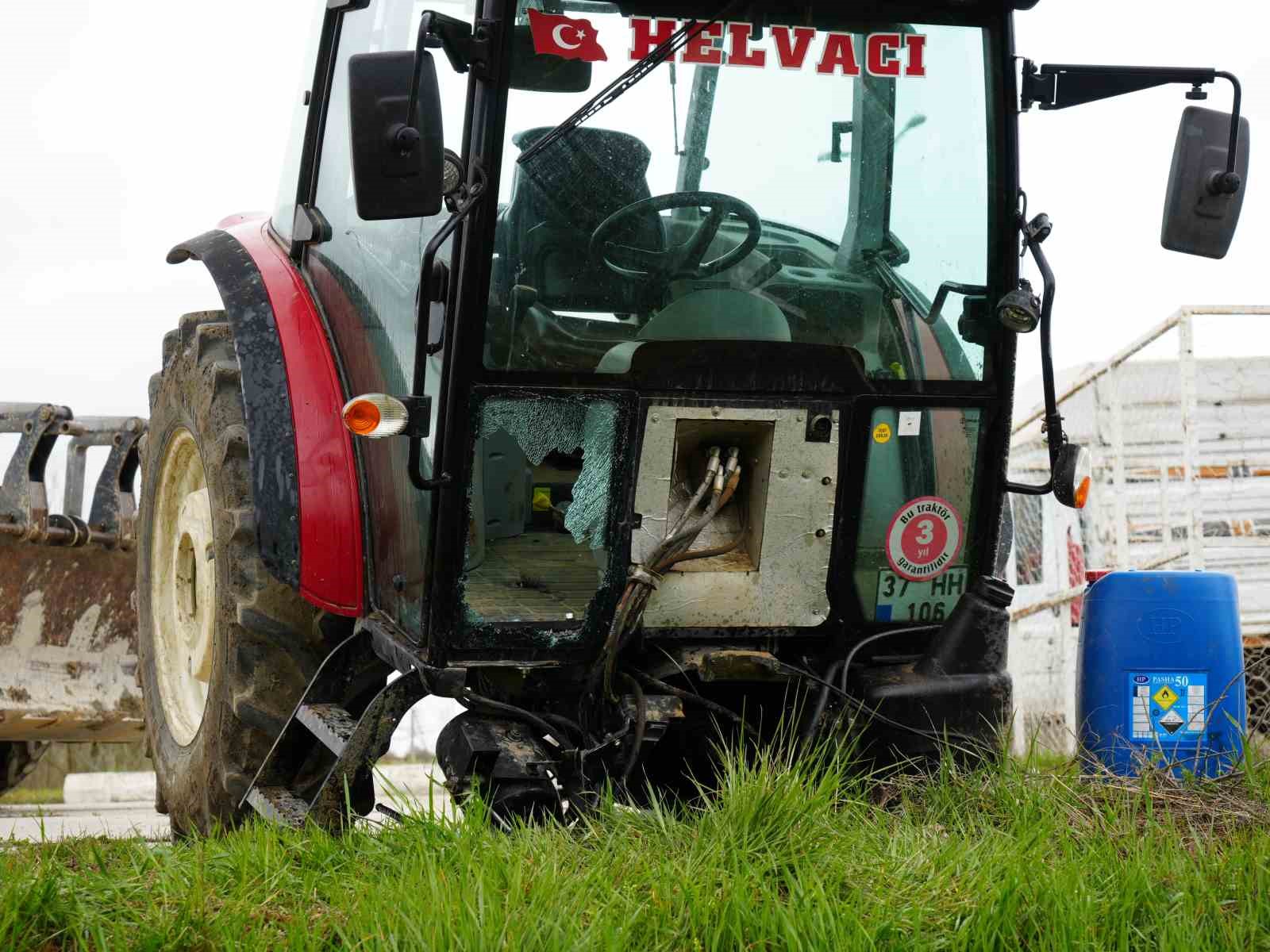 hafif ticari arac ile carpisan traktor ikiye bolundu 5 yarali 7 6ZANduaO