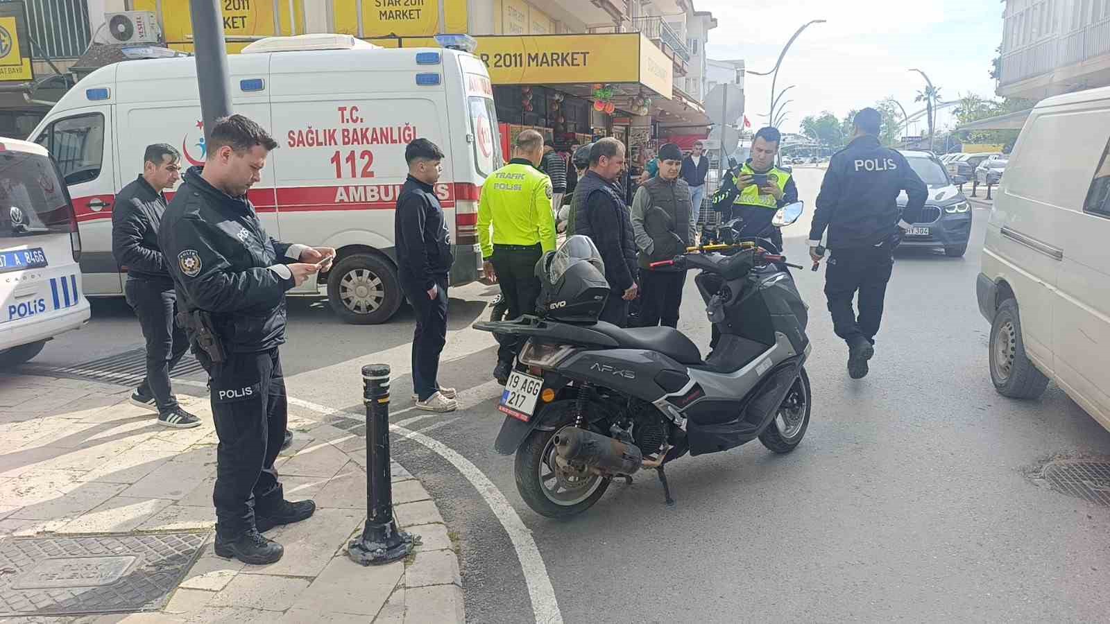Hafif ticari araç ile motosiklet çarpıştı o anlar güvenlik kamerasına yansıdı: 1 yaralı 5 hafif ticari arac ile motosiklet carpisti o anlar guvenlik kamerasina yansidi 1 yarali 1 XUNeZVE7