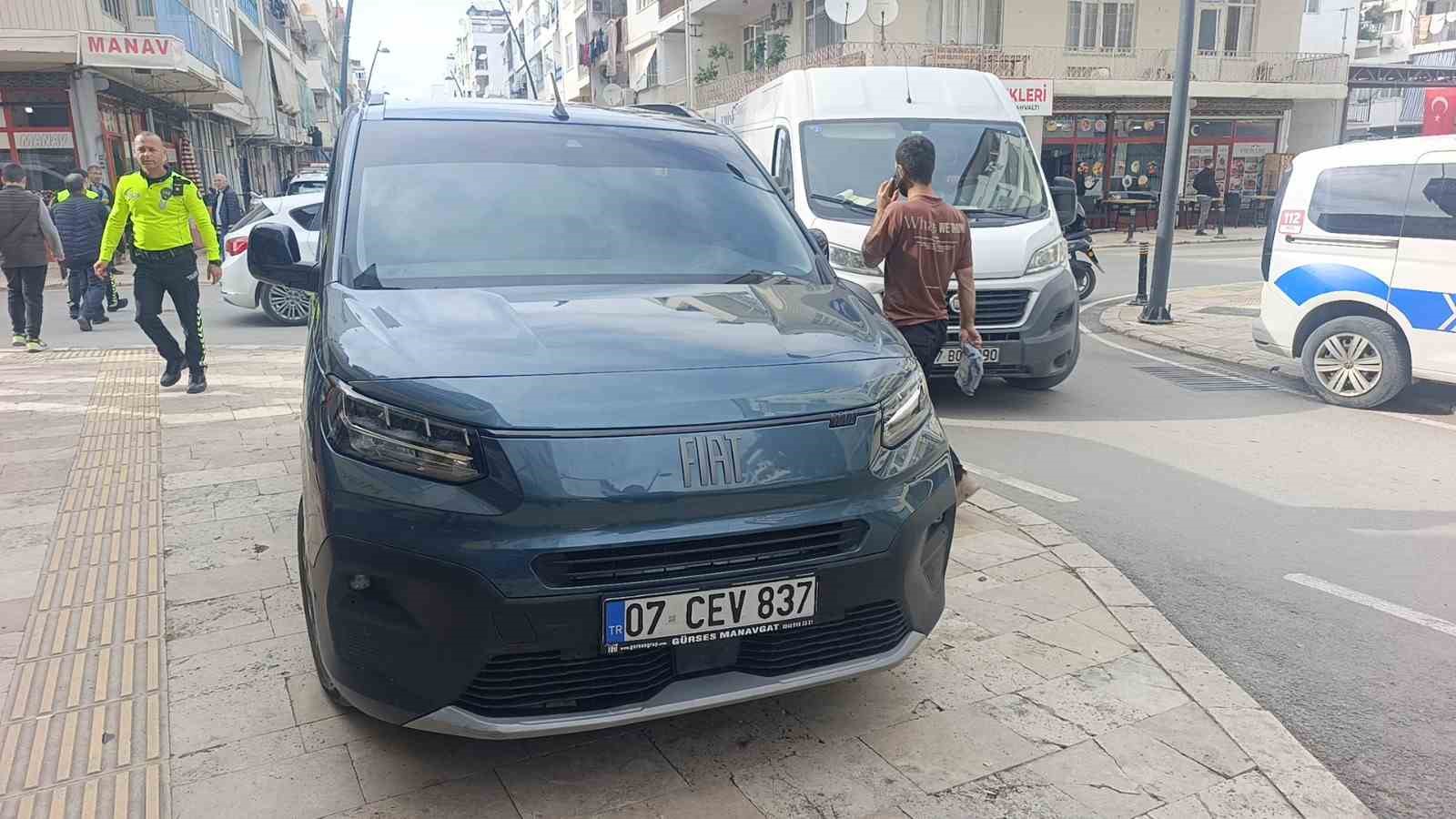 Hafif ticari araç ile motosiklet çarpıştı o anlar güvenlik kamerasına yansıdı: 1 yaralı 6 hafif ticari arac ile motosiklet carpisti o anlar guvenlik kamerasina yansidi 1 yarali 2 31TH1Beh