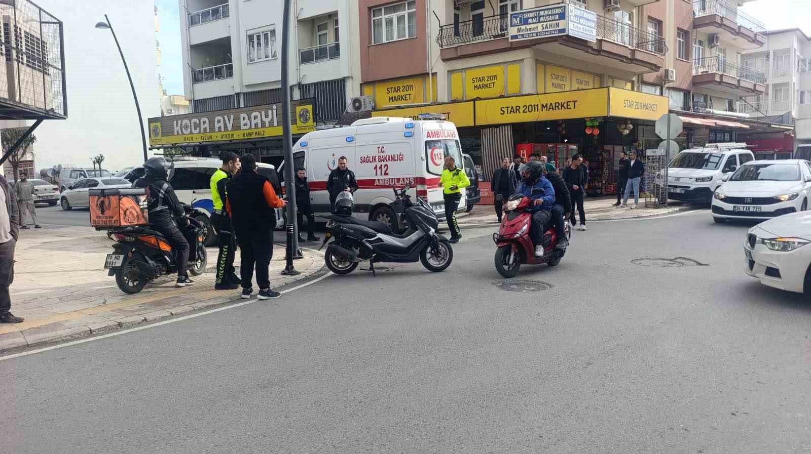 Hafif ticari araç ile motosiklet çarpıştı o anlar güvenlik kamerasına yansıdı: 1 yaralı 7 hafif ticari arac ile motosiklet carpisti o anlar guvenlik kamerasina yansidi 1 yarali 3 nRX71nQH