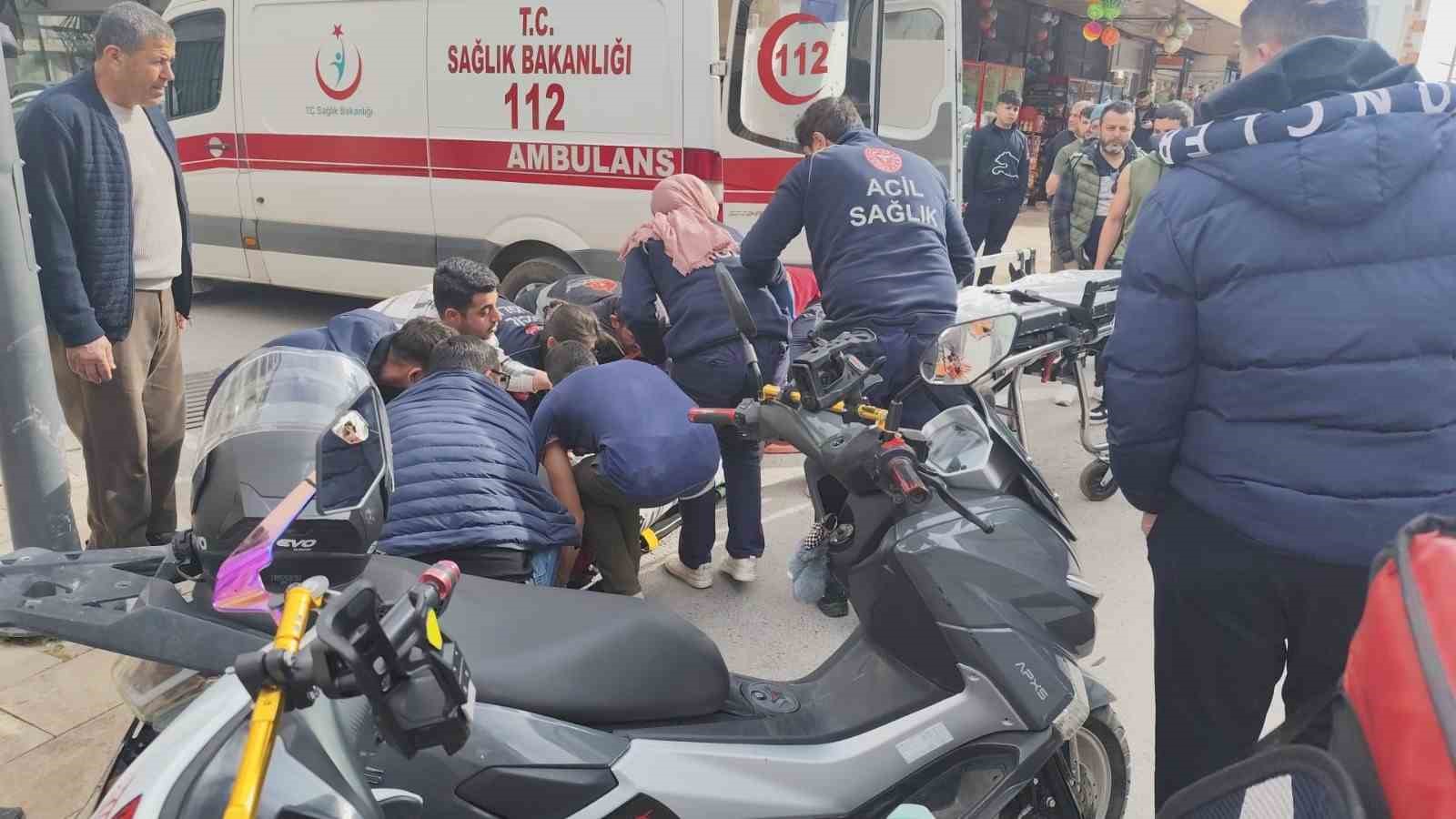 Hafif ticari araç ile motosiklet çarpıştı o anlar güvenlik kamerasına yansıdı: 1 yaralı 8 hafif ticari arac ile motosiklet carpisti o anlar guvenlik kamerasina yansidi 1 yarali 4 VtMDPLUw