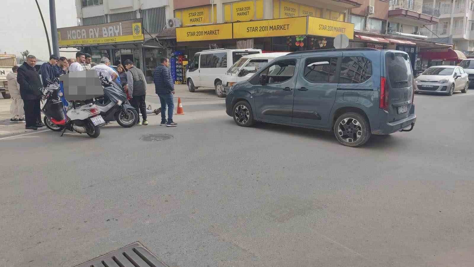 Hafif ticari araç ile motosiklet çarpıştı o anlar güvenlik kamerasına yansıdı: 1 yaralı 9 hafif ticari arac ile motosiklet carpisti o anlar guvenlik kamerasina yansidi 1 yarali 5 1waTRb8w